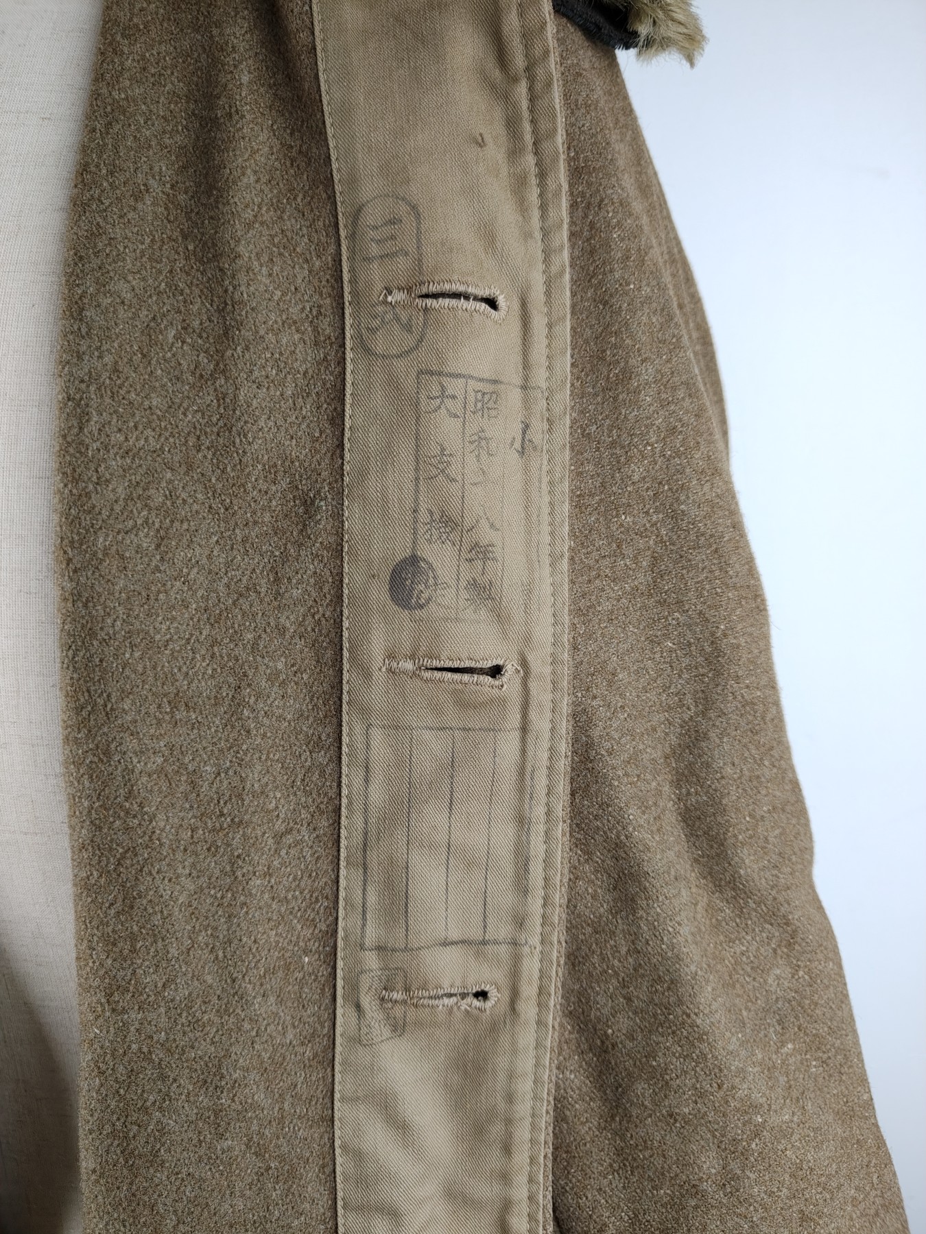 全场0元起拍 第100期 咸鱼国勋章拍卖专场 10月18日（周日）下午6：00开始 日本战时 三式士兵大衣 关东菌毛领样式