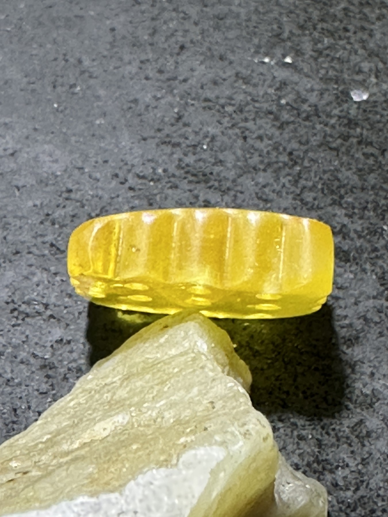 精美天然乌克兰原矿蜜蜡雕刻饼干吊坠一个，