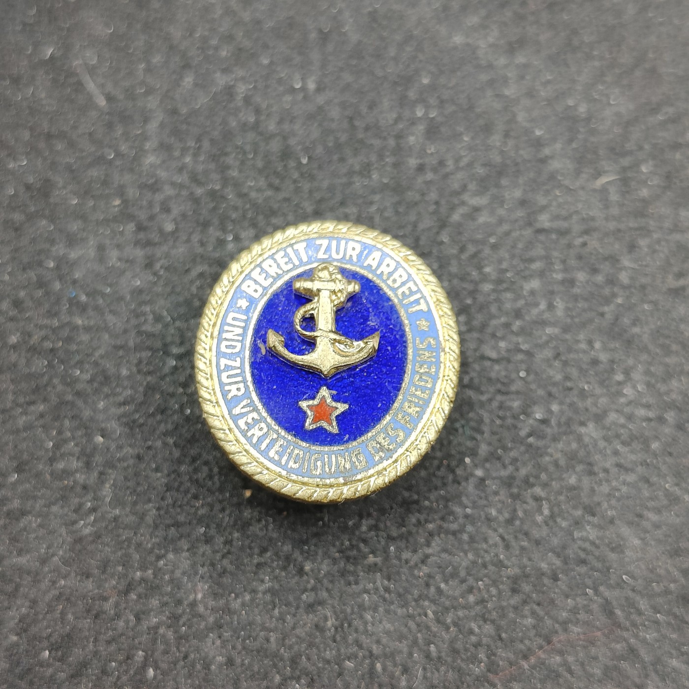 全场0元起拍 第100期 咸鱼国勋章拍卖专场 10月18日（周日）下午6：00开始 东德海上运动国防准备珐琅证章