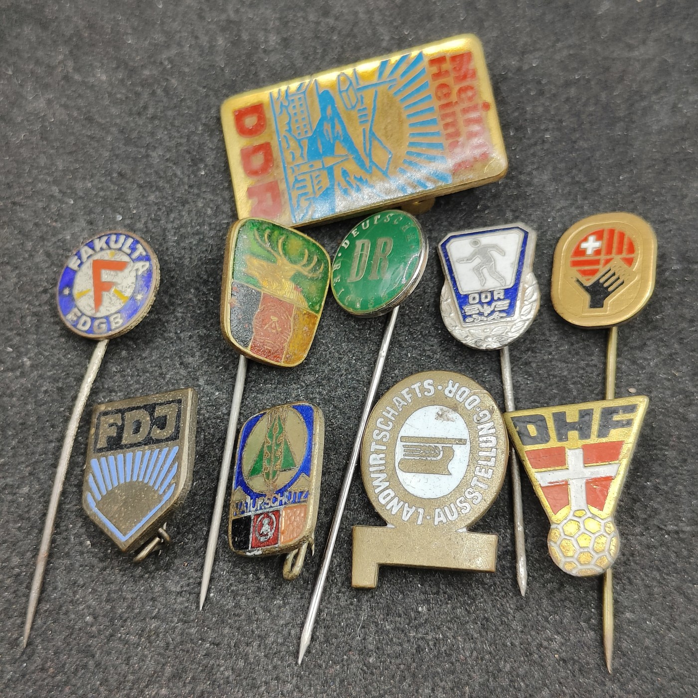 全场0元起拍 第100期 咸鱼国勋章拍卖专场 10月18日（周日）下午6：00开始 东德徽章一组10个