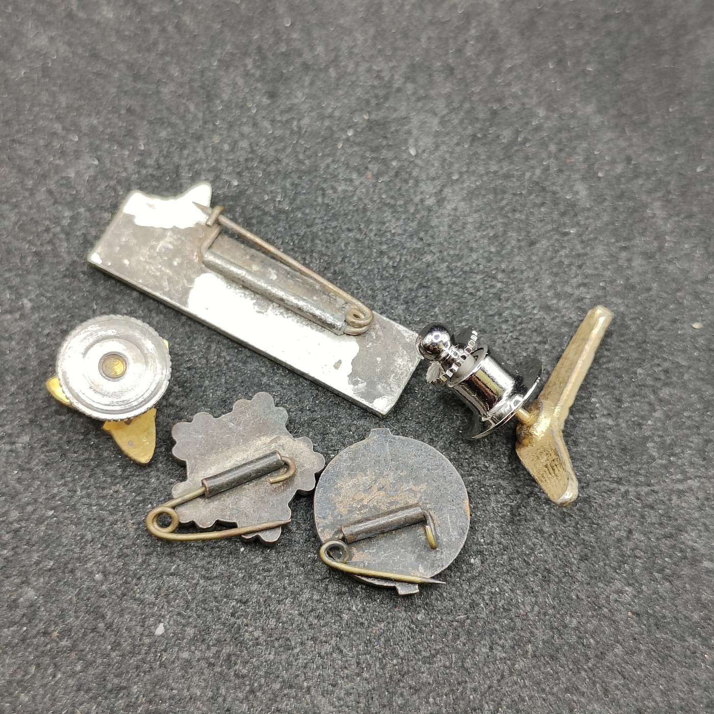 全场0元起拍 第100期 咸鱼国勋章拍卖专场 10月18日（周日）下午6：00开始 日本学校徽章五个