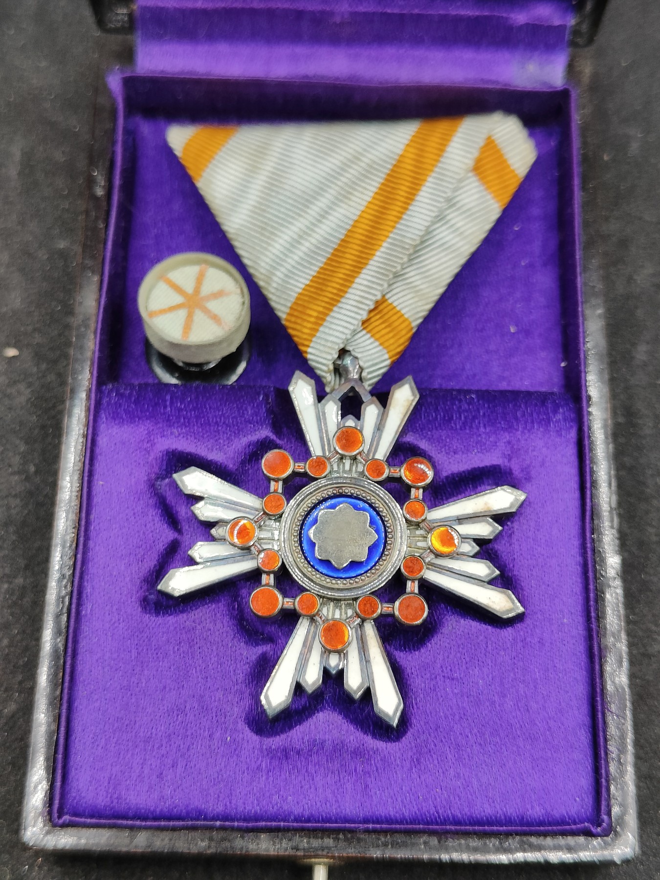 全场0元起拍 第100期 咸鱼国勋章拍卖专场 10月18日（周日）下午6：00开始 日本明治时期 六等瑞宝章 早期内缩白色珐琅 银制带盒略