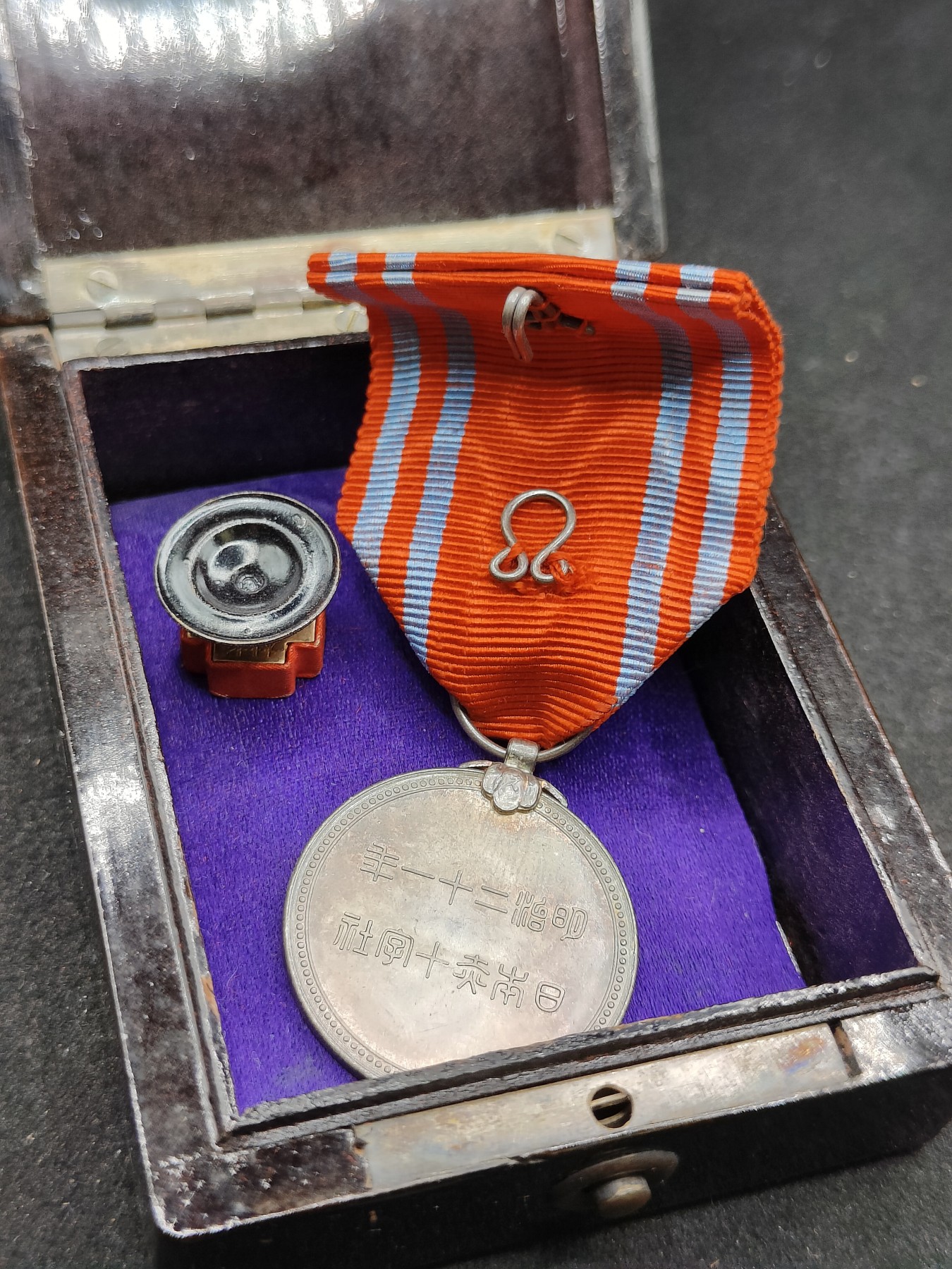 全场0元起拍 第100期 咸鱼国勋章拍卖专场 10月18日（周日）下午6：00开始 日本 明治早期漆木按扣盒 赤十字特别社员章 银制带略