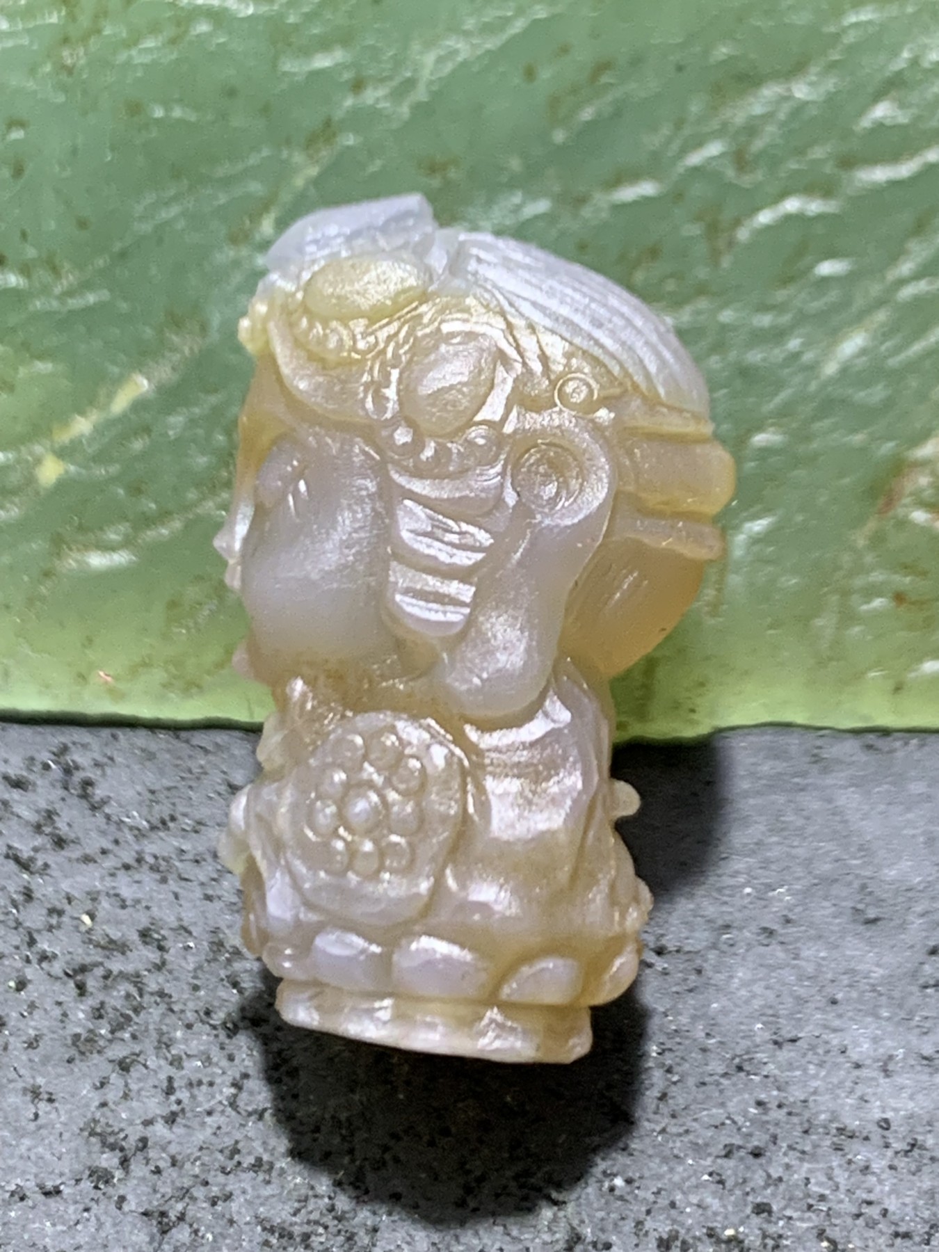 精美亚光高玉化巴西玛瑙手工满工雕刻宝宝菩萨珠子（吊坠）一个！