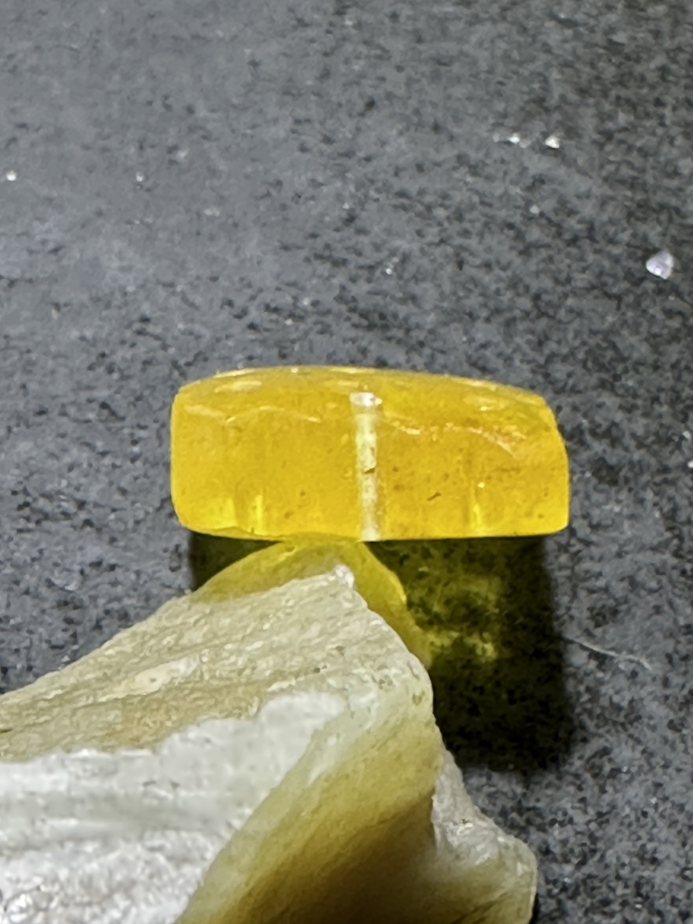 精美天然乌克兰原矿蜜蜡雕刻饼干吊坠一个，