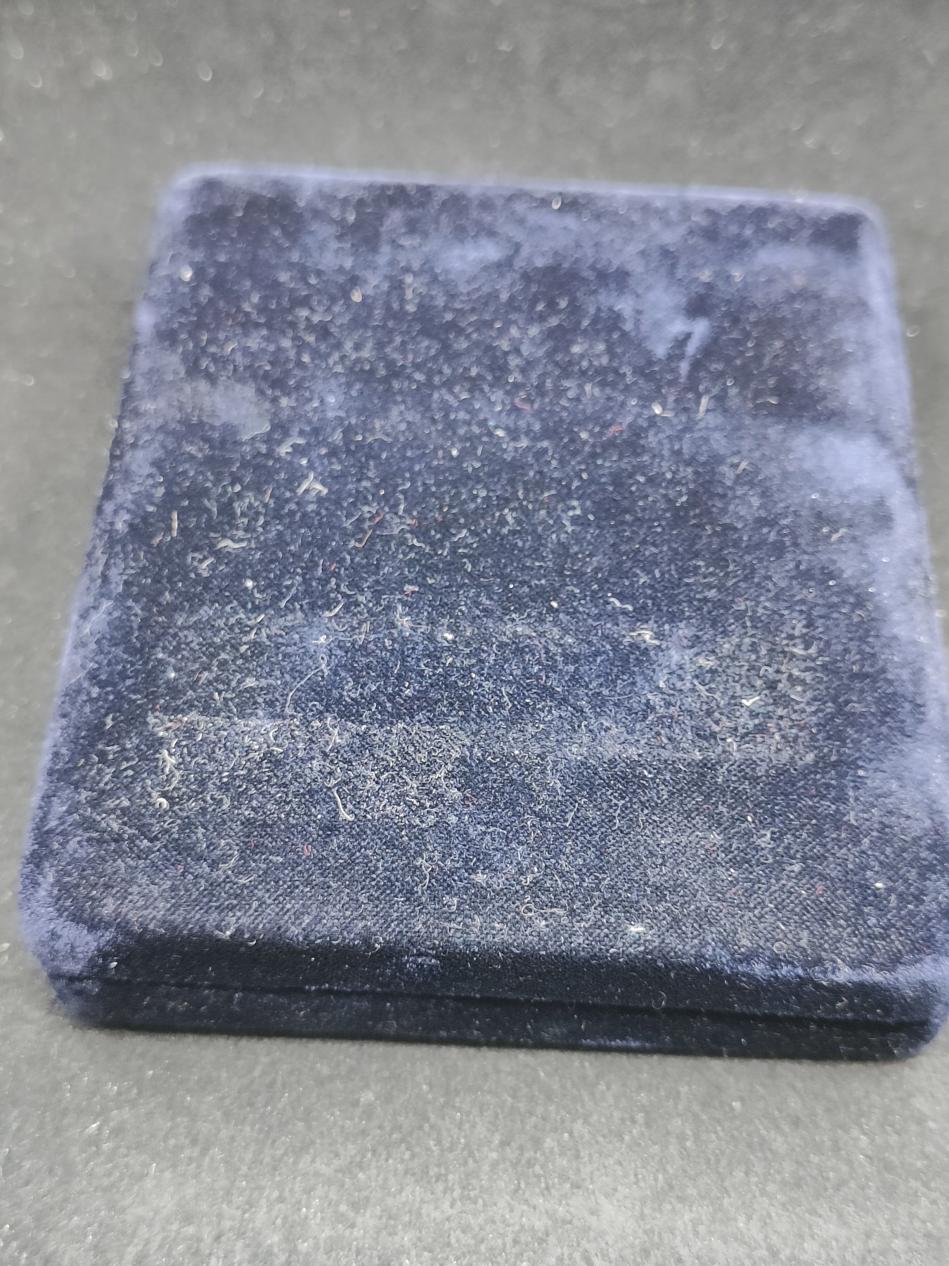 全场0元起拍 第100期 咸鱼国勋章拍卖专场 10月18日（周日）下午6：00开始 朝总联版烫金国徽盒 朝鲜劳动勋章带略