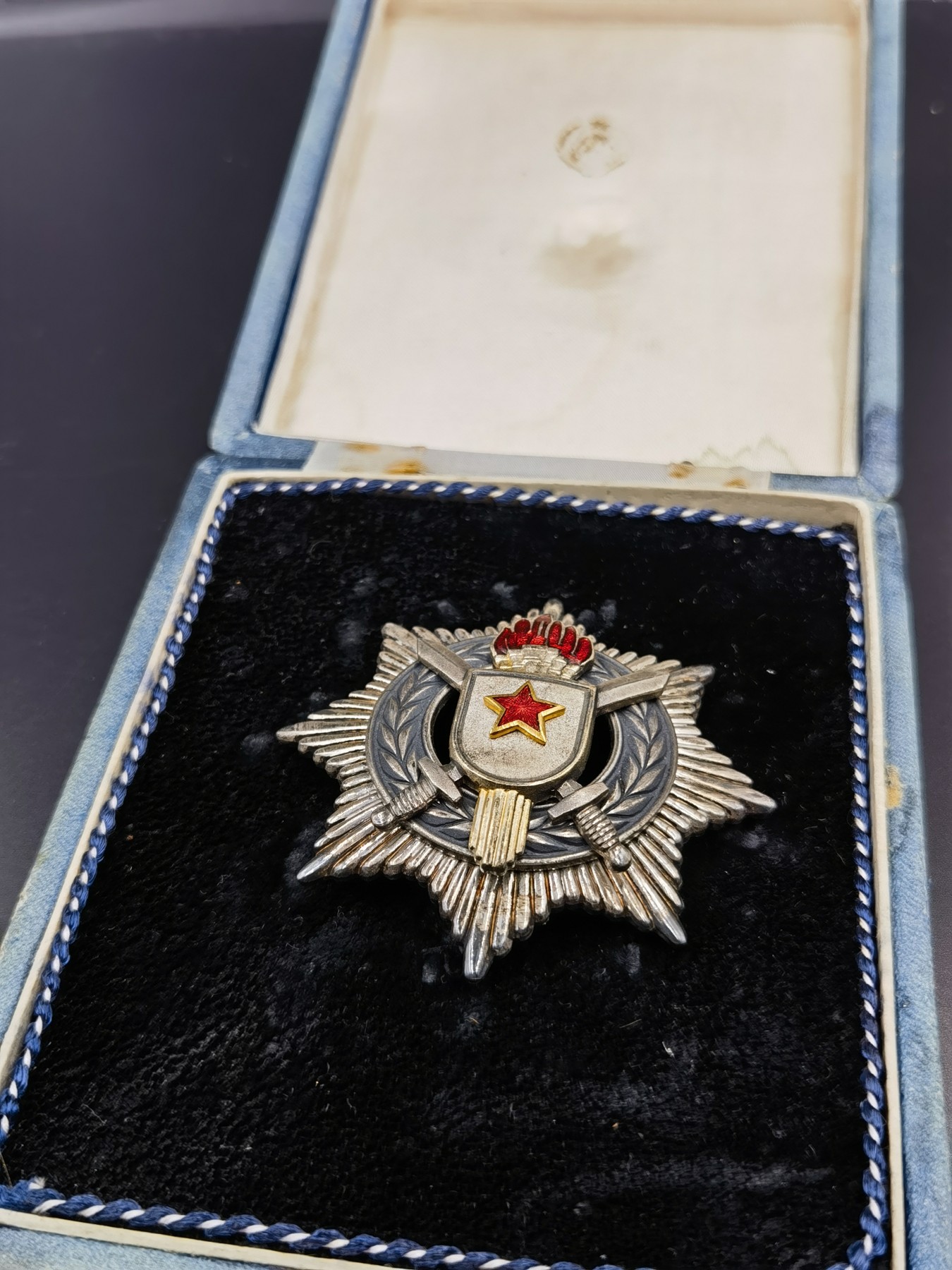 0押金拍卖 全场0起 大陆勋赏俱乐部第七期拍卖 南斯拉夫早期五火炬三级军事功勋（带三个银标）