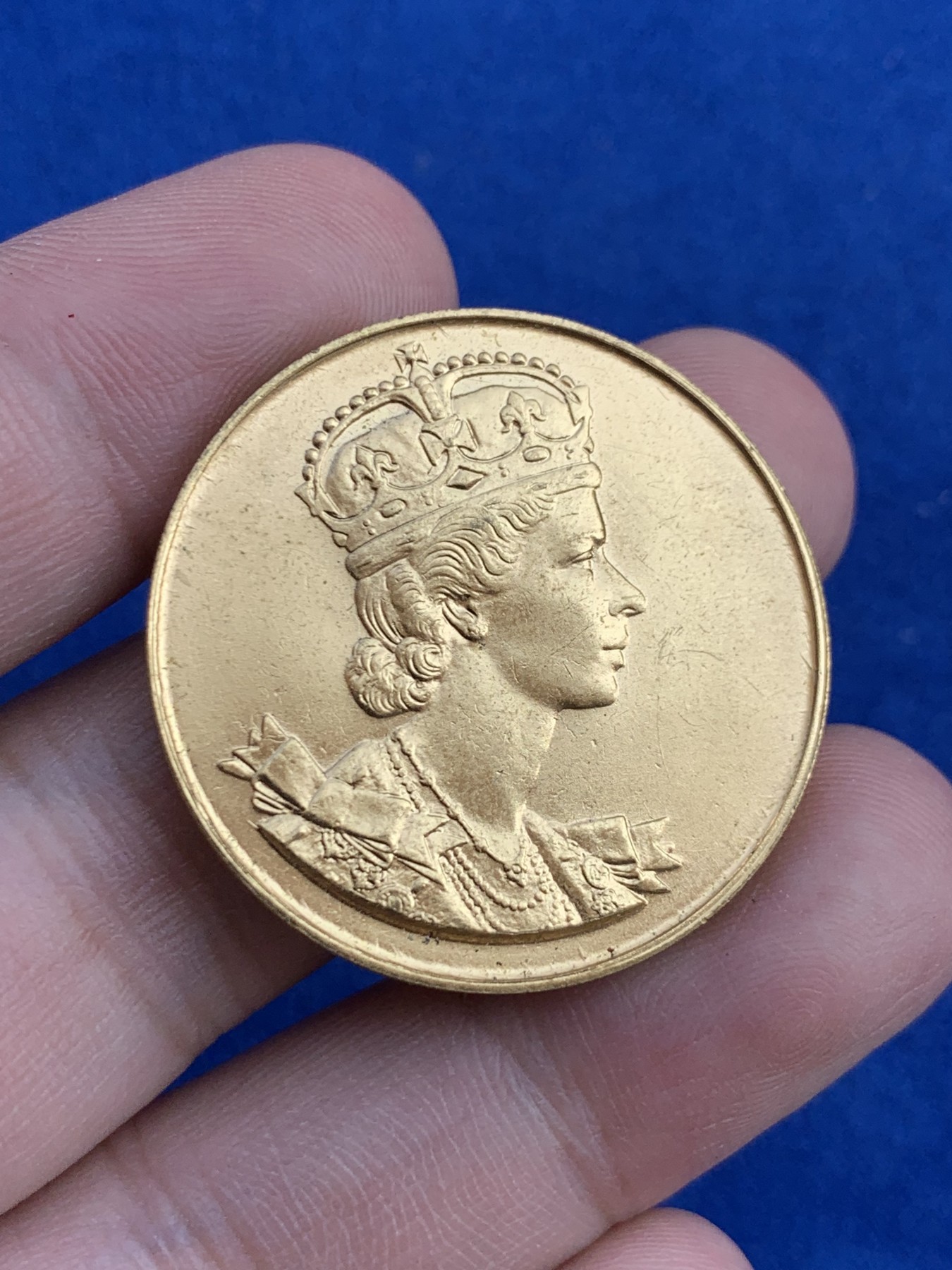 《竞宝斋》第207场-周日，周一 2场 (全场包邮) 1953年英国伊丽莎白二世加冕镀金铜章 33.4mm 12.2克