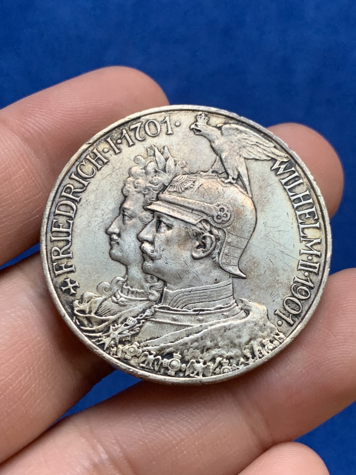 《竞宝斋》第207场-周日，周一 2场 (全场包邮) 德国1901年普鲁士建国200周年5马克银币 12点处边缘有极轻微的打磨痕迹