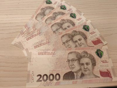 纸币，银币换藏，欢迎出价参拍 - 阿根廷2000比索5张，全新unc品相