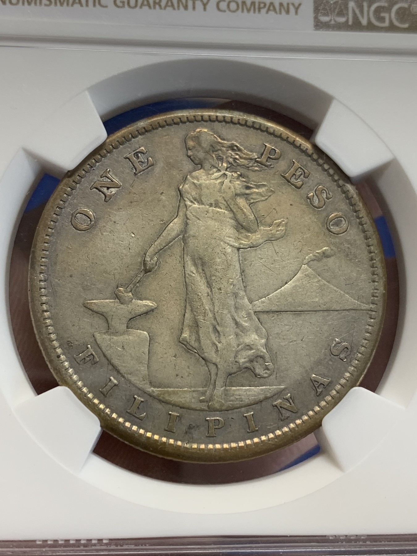 《竞宝斋》第207场-周日，周一 2场 (全场包邮) NGC-VF35 美属菲律宾 1908年 1比索 打铁女神 银币 原味包浆，难得出分美品