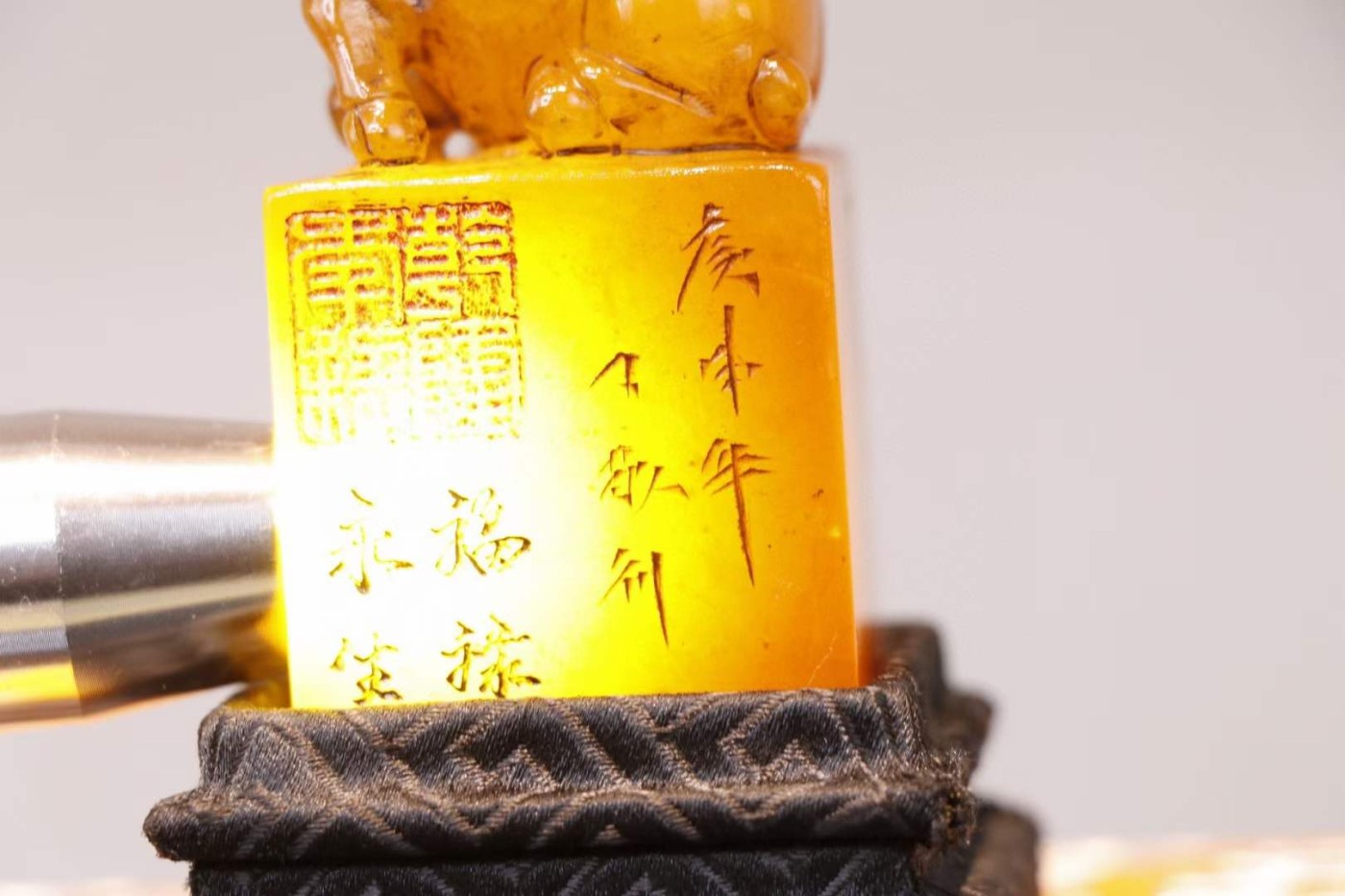 旧藏精品田黄石“鹿”印章 尺寸：高10.5cm 宽4cm 重272g
