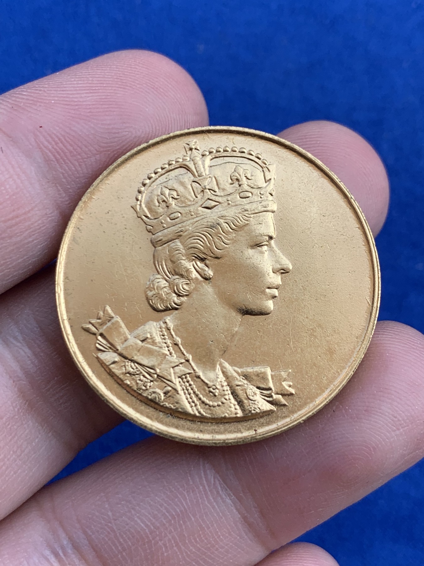 《竞宝斋》第207场-周日，周一 2场 (全场包邮) 1953年英国伊丽莎白二世加冕镀金铜章 33.4mm 12.2克