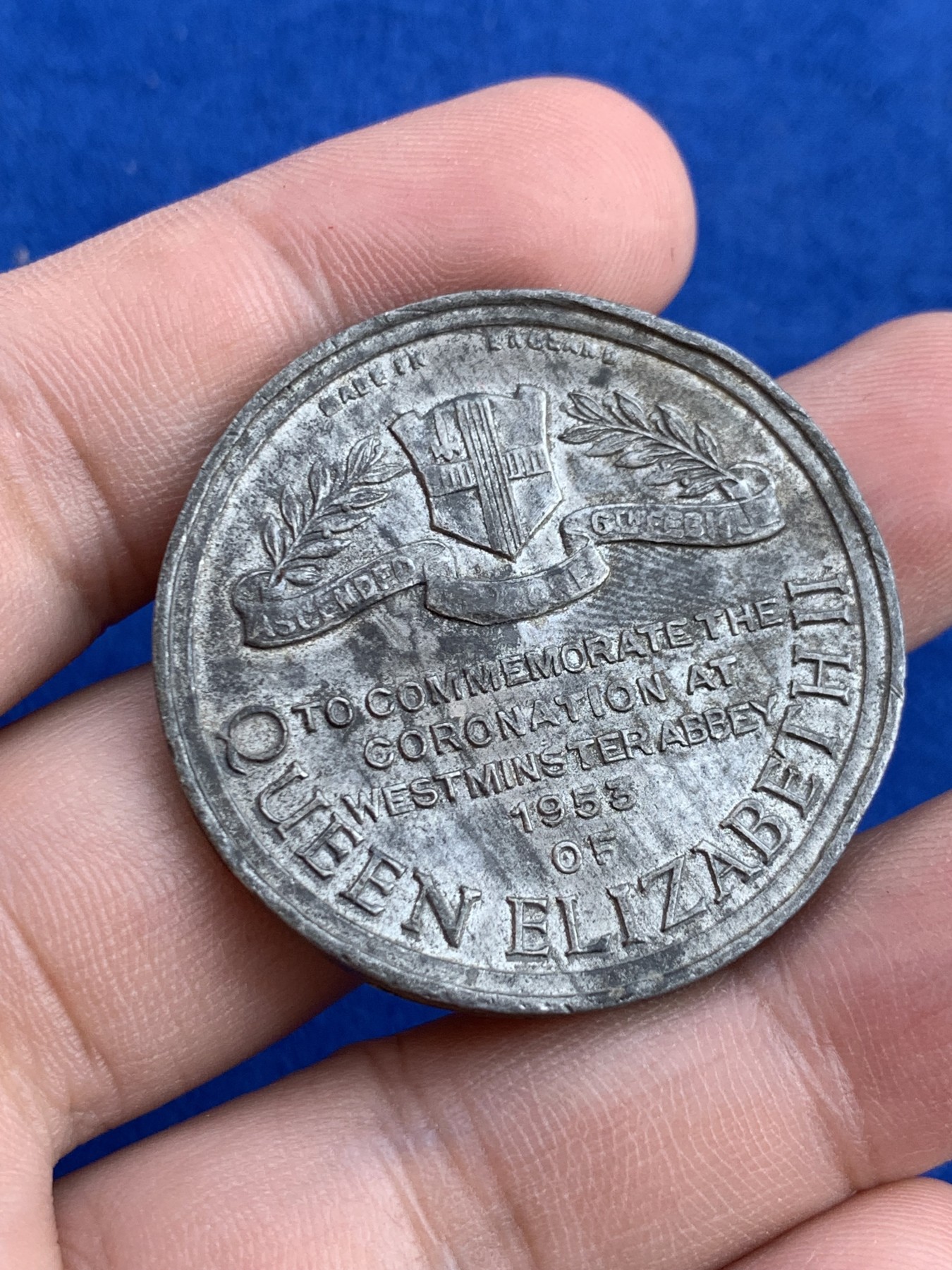 《竞宝斋》第207场-周日，周一 2场 (全场包邮) 1953年英国伊丽莎白二世加冕WM材质纪念章 38.4mm 20.6克 章有不平