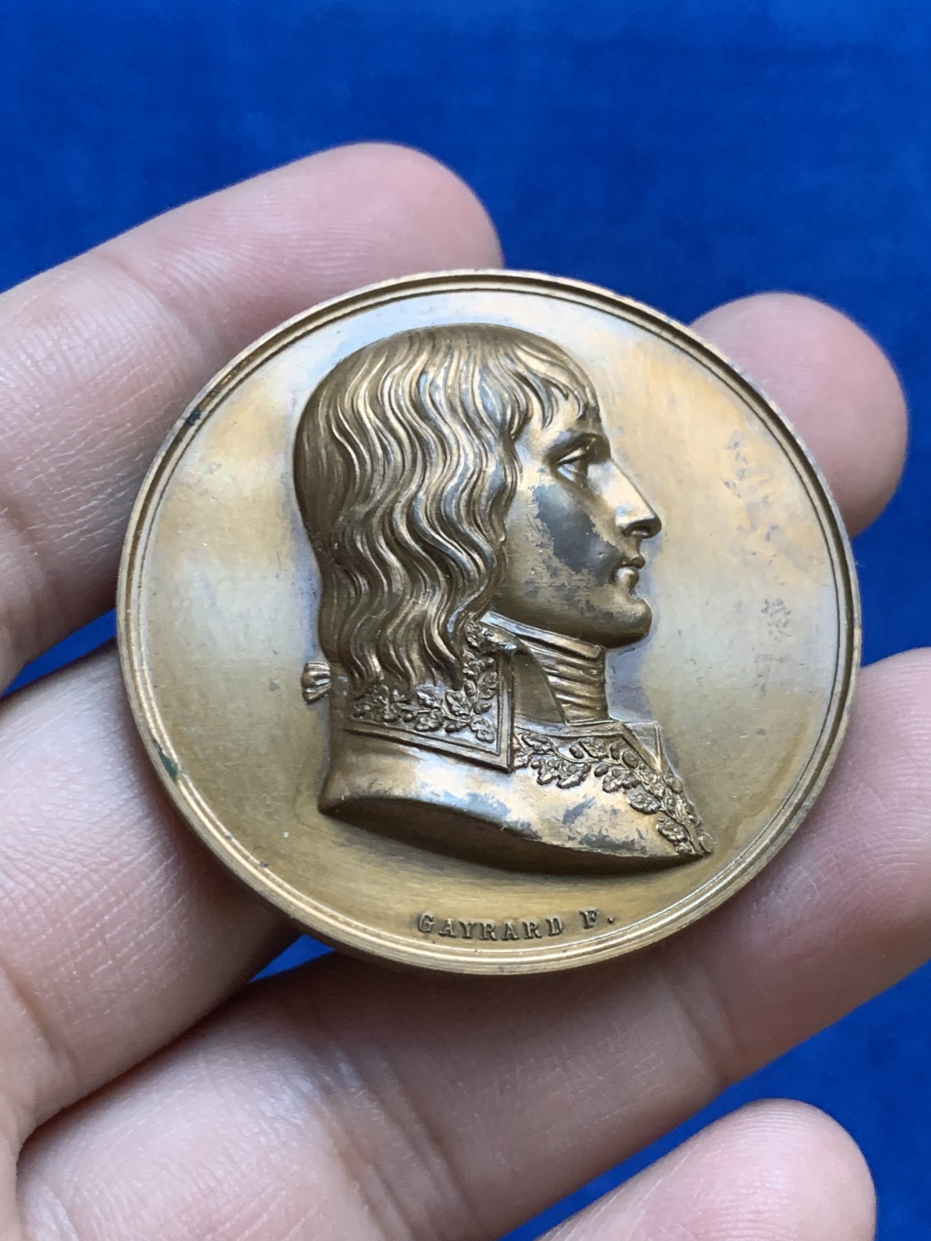 《竞宝斋》第207场-周日，周一 2场 (全场包邮) 拿破仑执政官铜章，意大利战役的胜利。少见的早期执政头像，边铭丰饶角+Bronze，直径41.6mm，34.1克。胜利女神背生双翼，翱翔于地球上空。