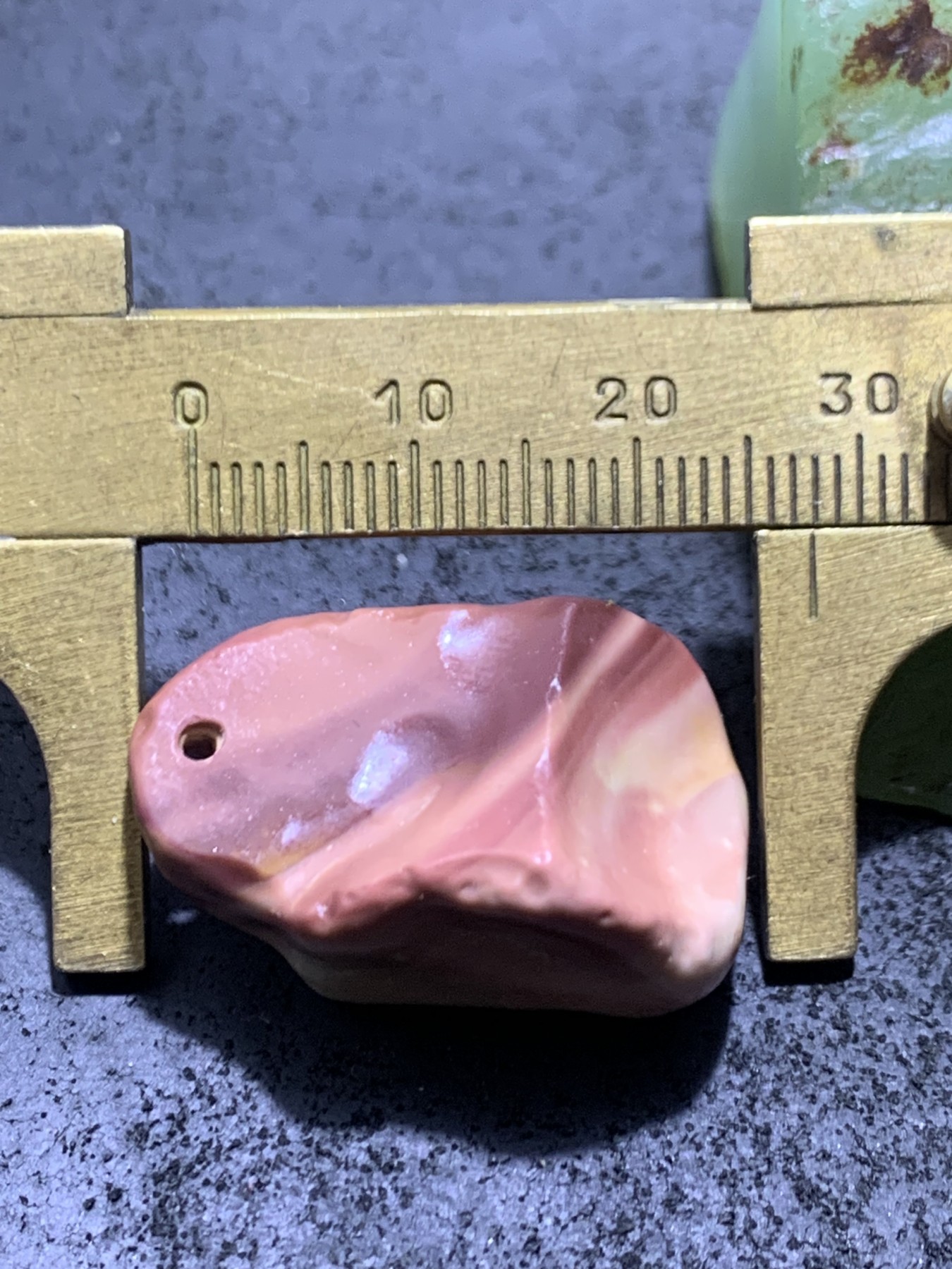 精美戈壁彩玉手工雕刻悟字吊坠一个！