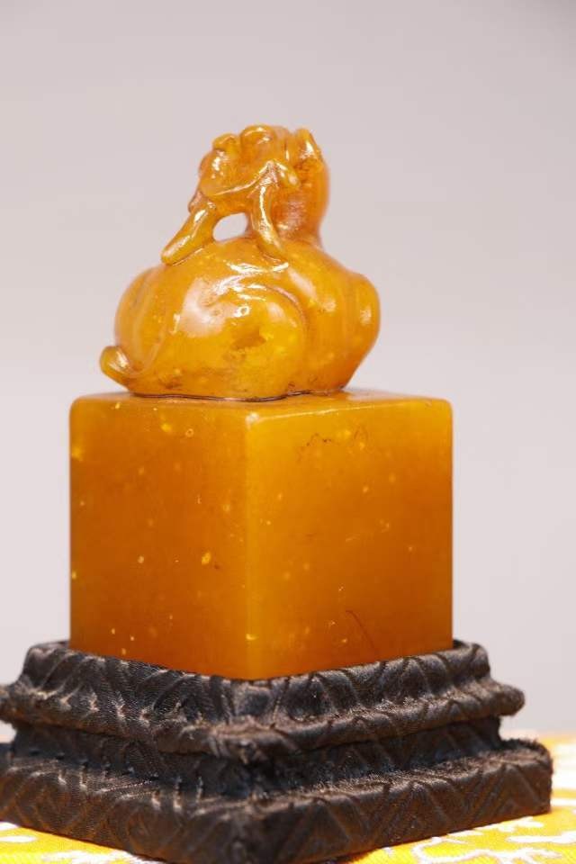 旧藏精品田黄石“鹿”印章 尺寸：高10.5cm 宽4cm 重272g