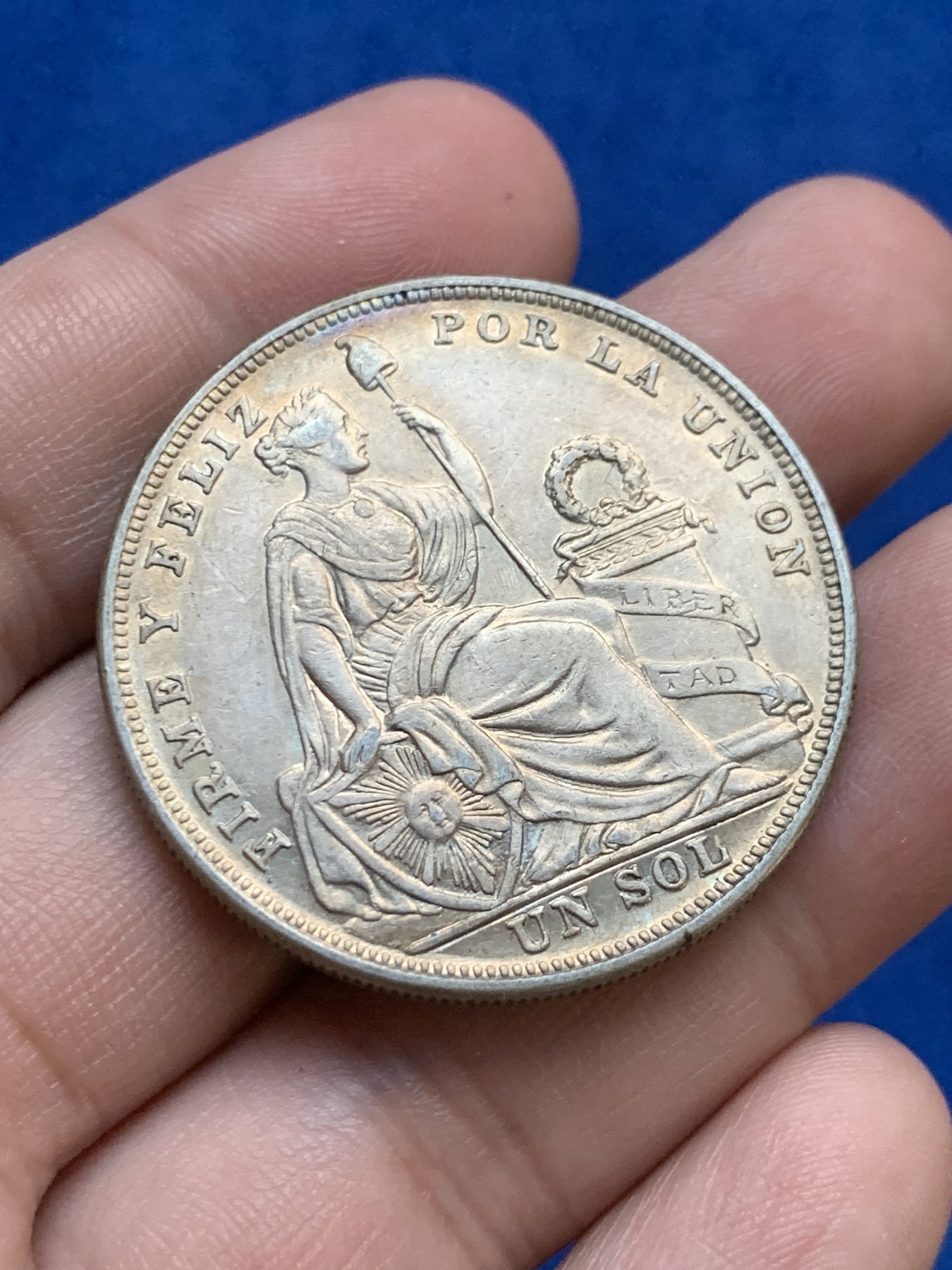 《竞宝斋》第207场-周日，周一 2场 (全场包邮) 1924年秘鲁女神坐像1索尔银币 金色包浆，AU品相