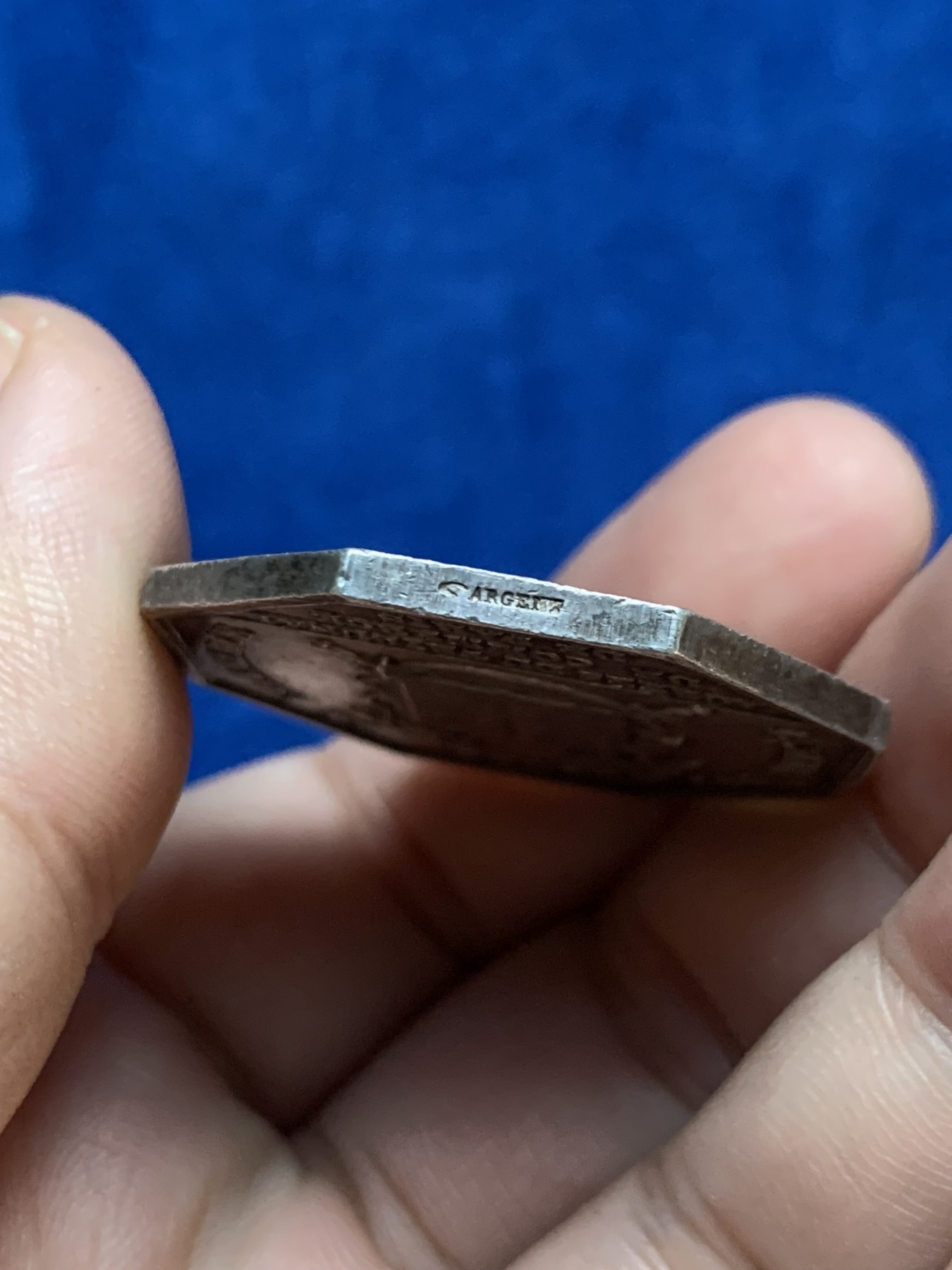 《竞宝斋》第207场-周日，周一 2场 (全场包邮) 1845-1860年 法国 法官 领事八角银质代币 大规格 非常少见品种 直径：36mm 重量：22.6g 边铭：手指银标