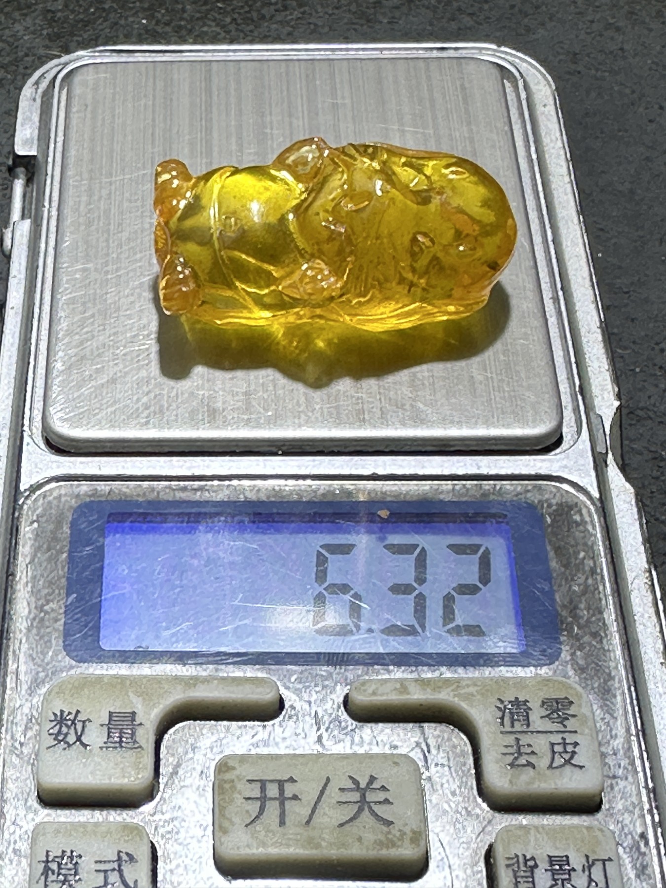 精美天然乌克兰蜜蜡原石雕刻小狗吊坠一个，