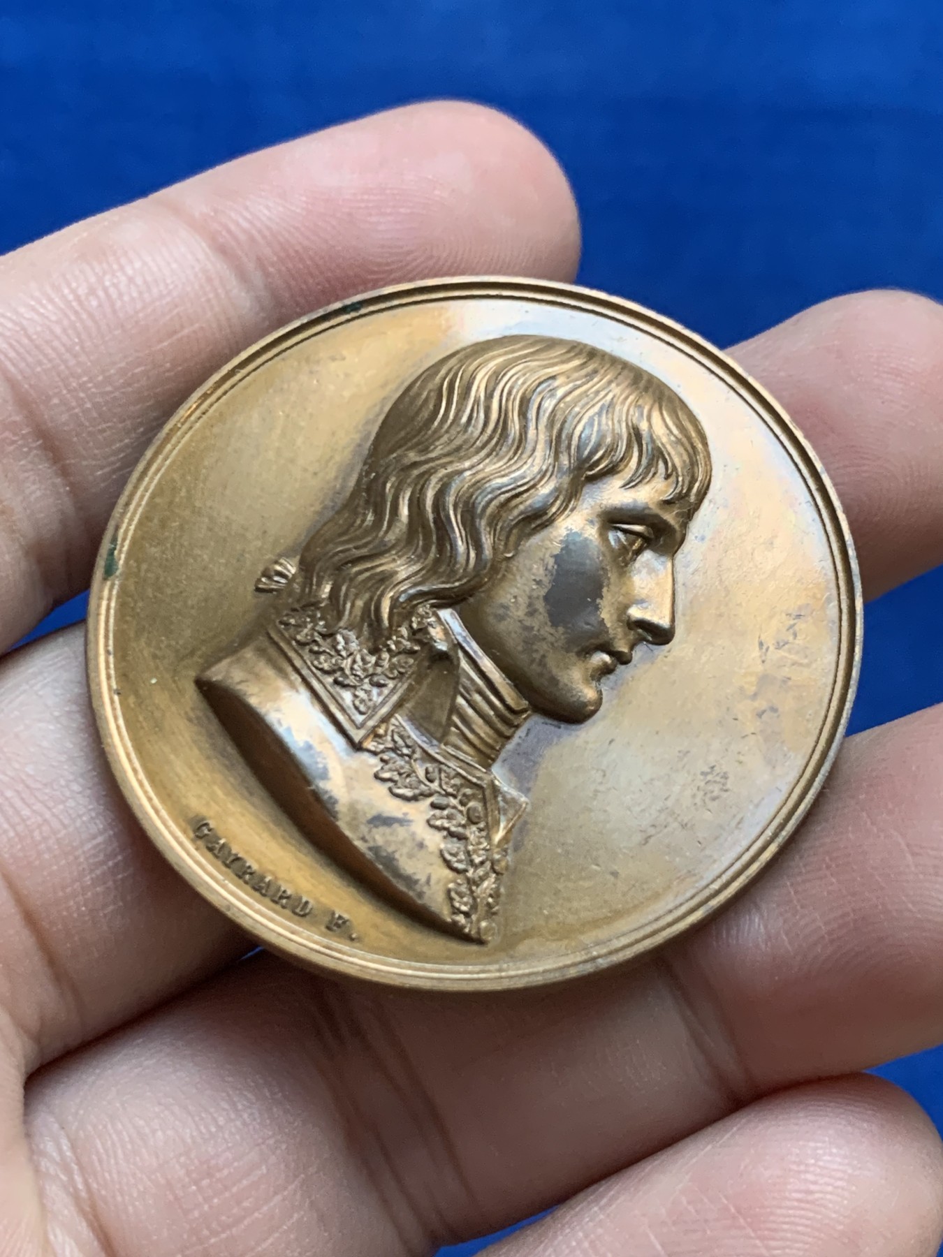 《竞宝斋》第207场-周日，周一 2场 (全场包邮) 拿破仑执政官铜章，意大利战役的胜利。少见的早期执政头像，边铭丰饶角+Bronze，直径41.6mm，34.1克。胜利女神背生双翼，翱翔于地球上空。