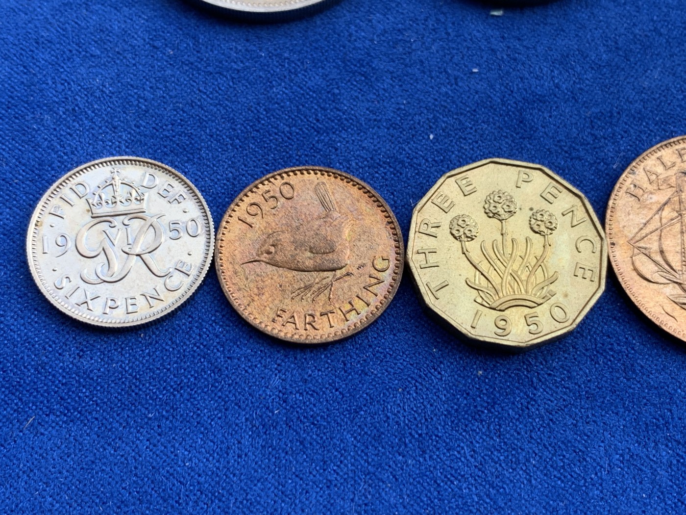 《竞宝斋》第207场-周日，周一 2场 (全场包邮) 1950年英国乔治六世精制套币，品相不错带五彩。