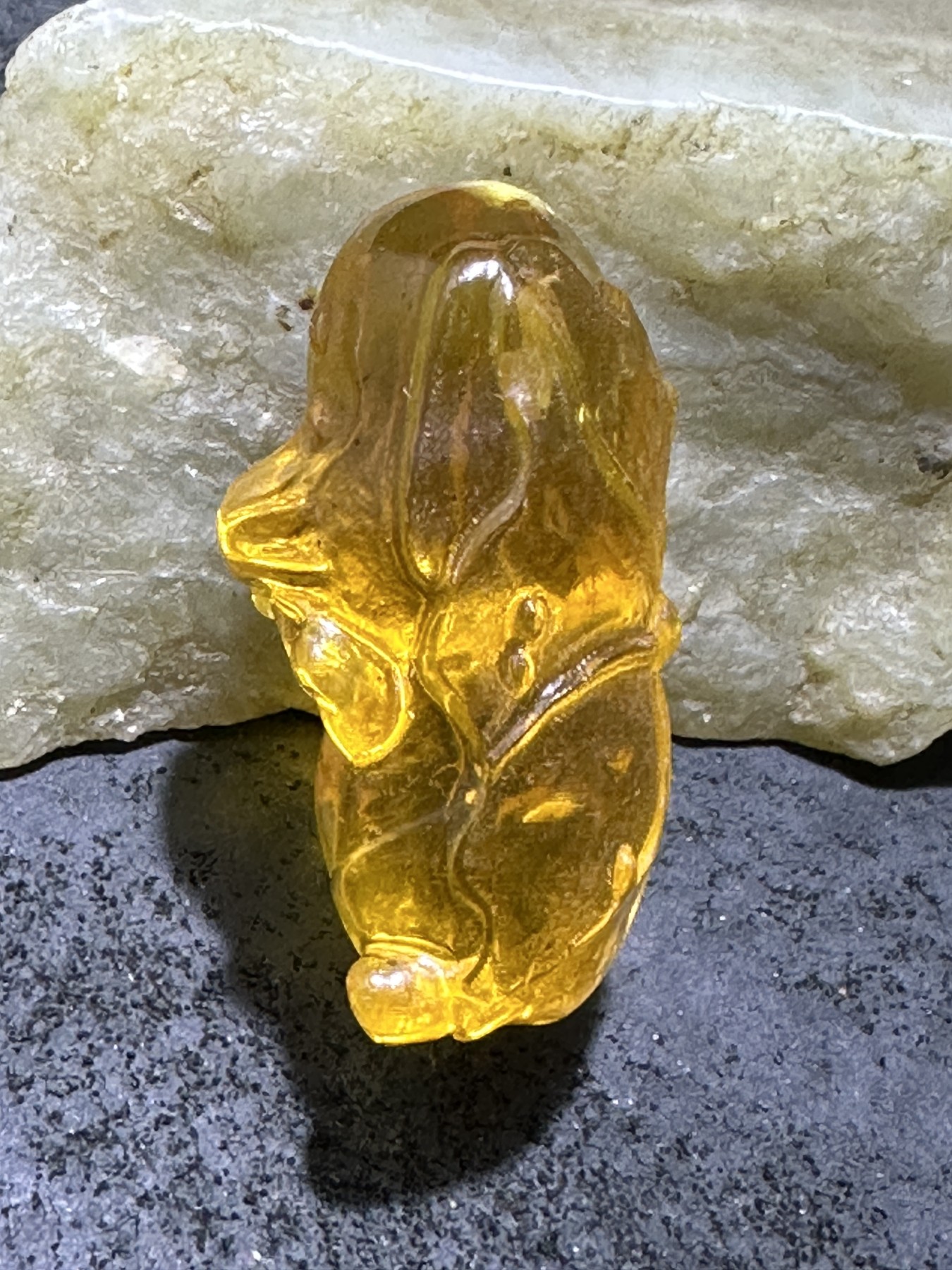 精美天然乌克兰蜜蜡原石雕刻小狗吊坠一个，