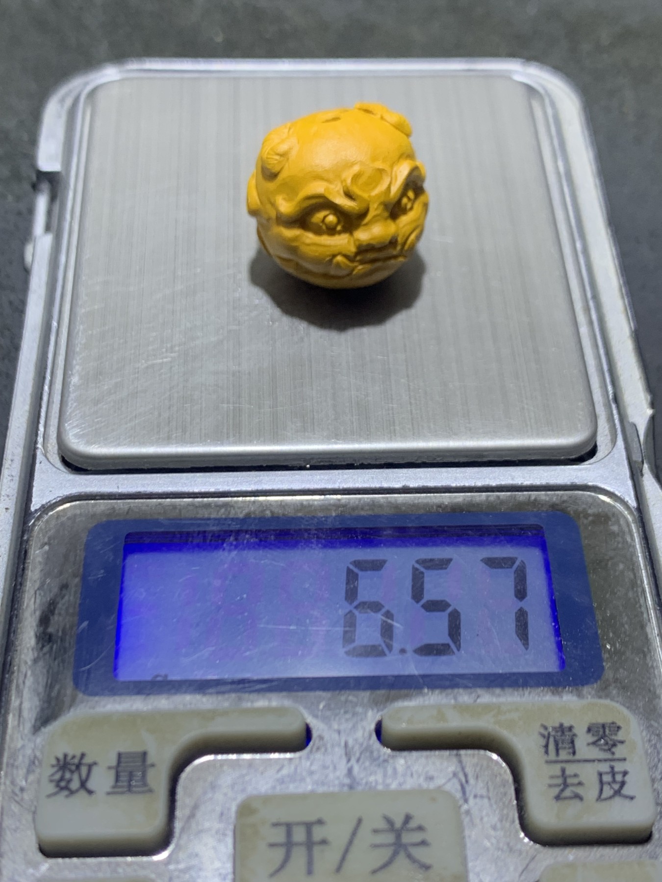 精美戈壁鸡油黄彩玉手工雕刻瑞兽珠子一个！