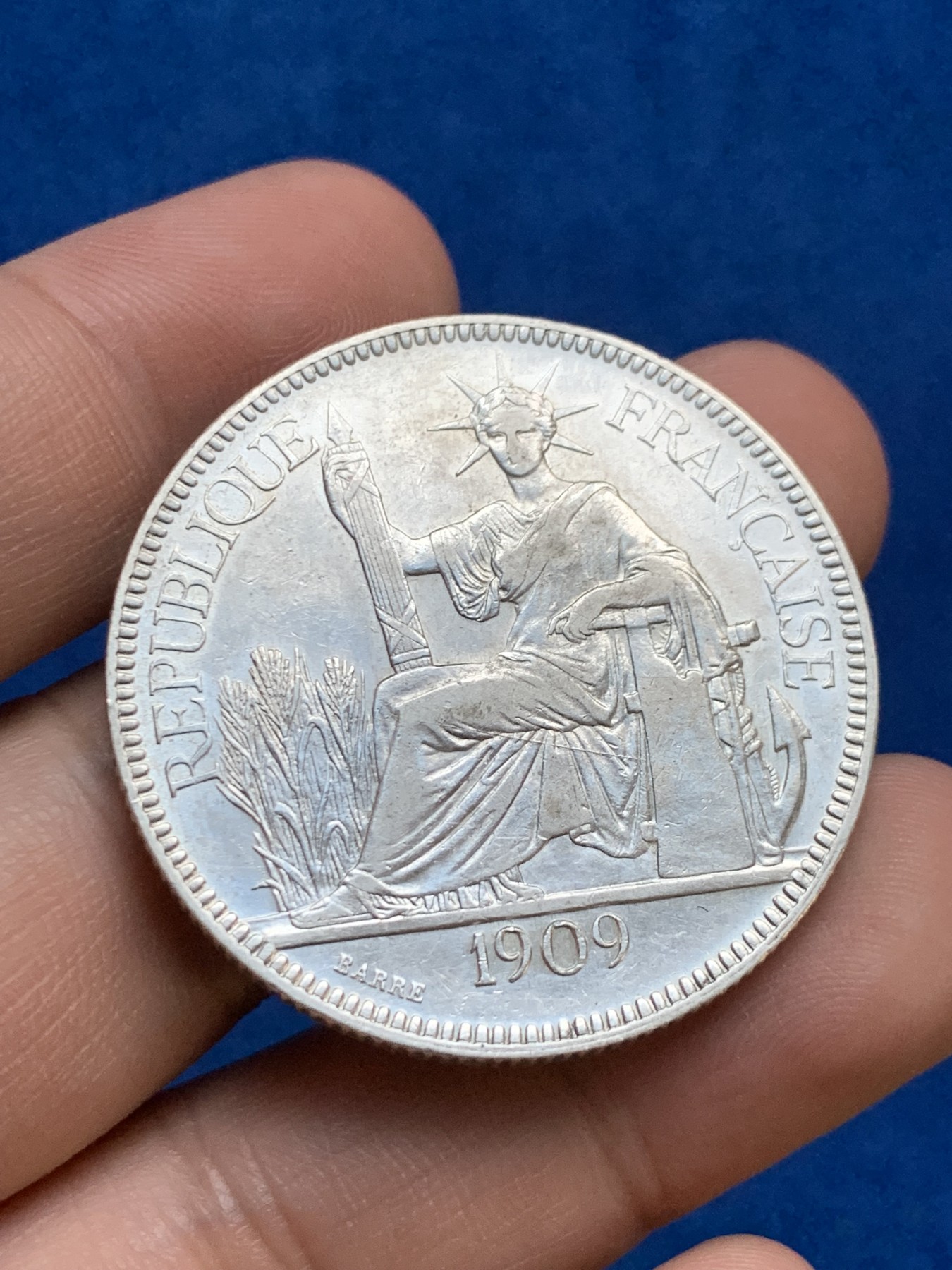 《竞宝斋》第207场-周日，周一 2场 (全场包邮) 1909年法属印支1皮斯阿特大银币，俗称座洋，轻度磨损，底板状态好