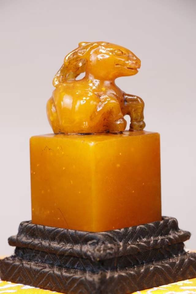 旧藏精品田黄石“鹿”印章 尺寸：高10.5cm 宽4cm 重272g