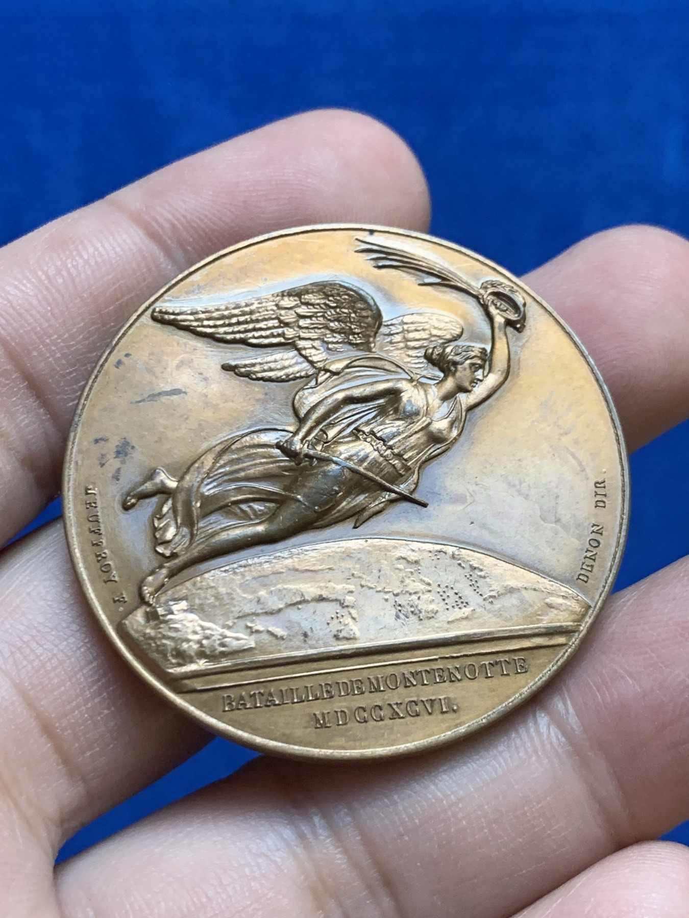 《竞宝斋》第207场-周日，周一 2场 (全场包邮) 拿破仑执政官铜章，意大利战役的胜利。少见的早期执政头像，边铭丰饶角+Bronze，直径41.6mm，34.1克。胜利女神背生双翼，翱翔于地球上空。