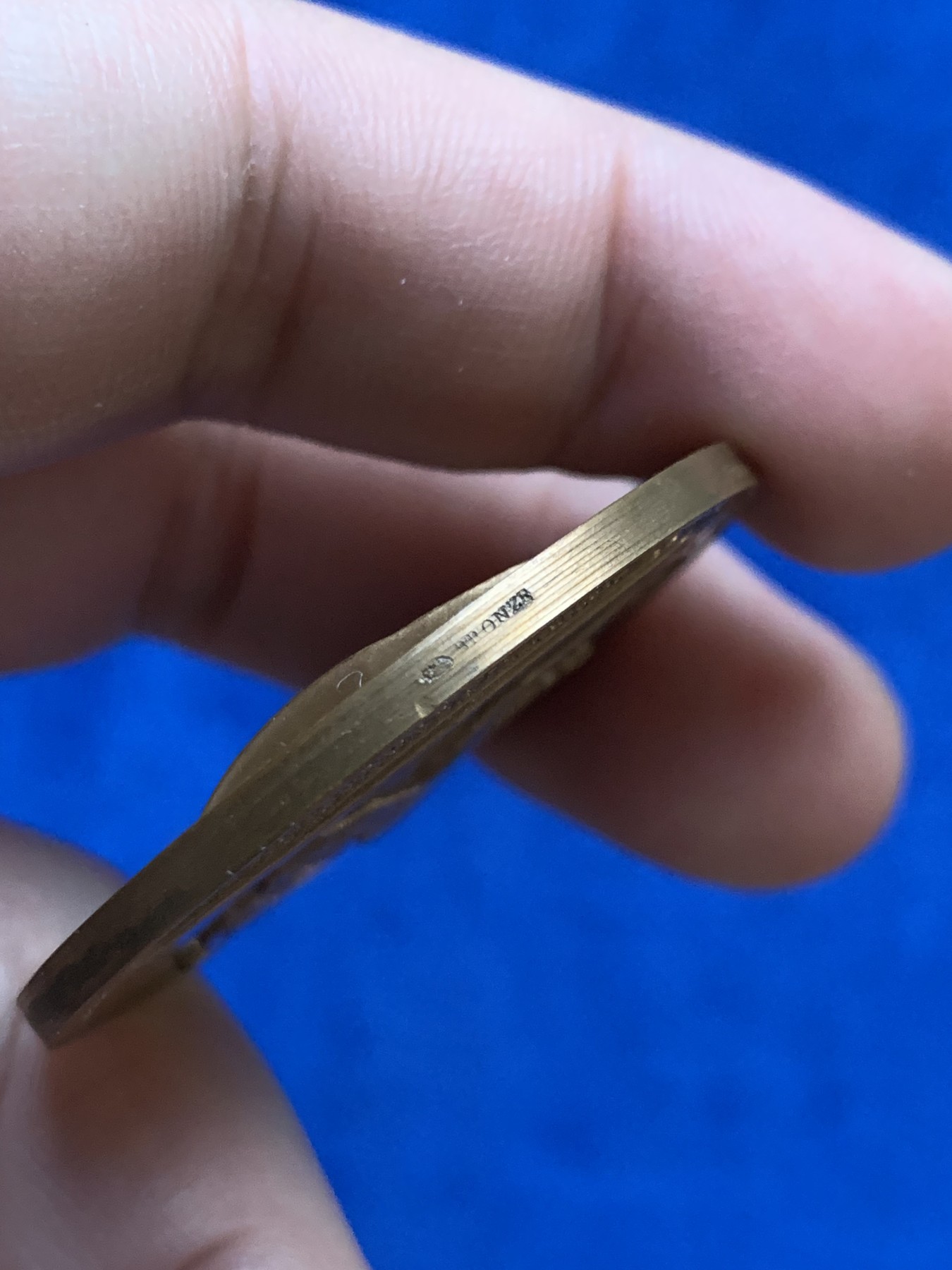 《竞宝斋》第207场-周日，周一 2场 (全场包邮) 拿破仑执政官铜章，意大利战役的胜利。少见的早期执政头像，边铭丰饶角+Bronze，直径41.6mm，34.1克。胜利女神背生双翼，翱翔于地球上空。