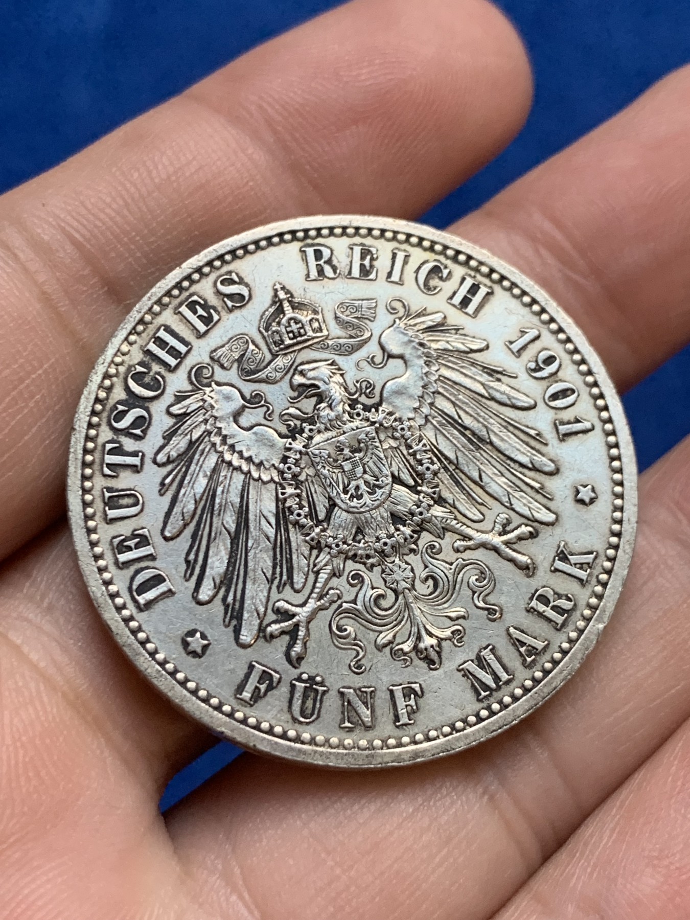 《竞宝斋》第207场-周日，周一 2场 (全场包邮) 德国1901年普鲁士建国200周年5马克银币 12点处边缘有极轻微的打磨痕迹