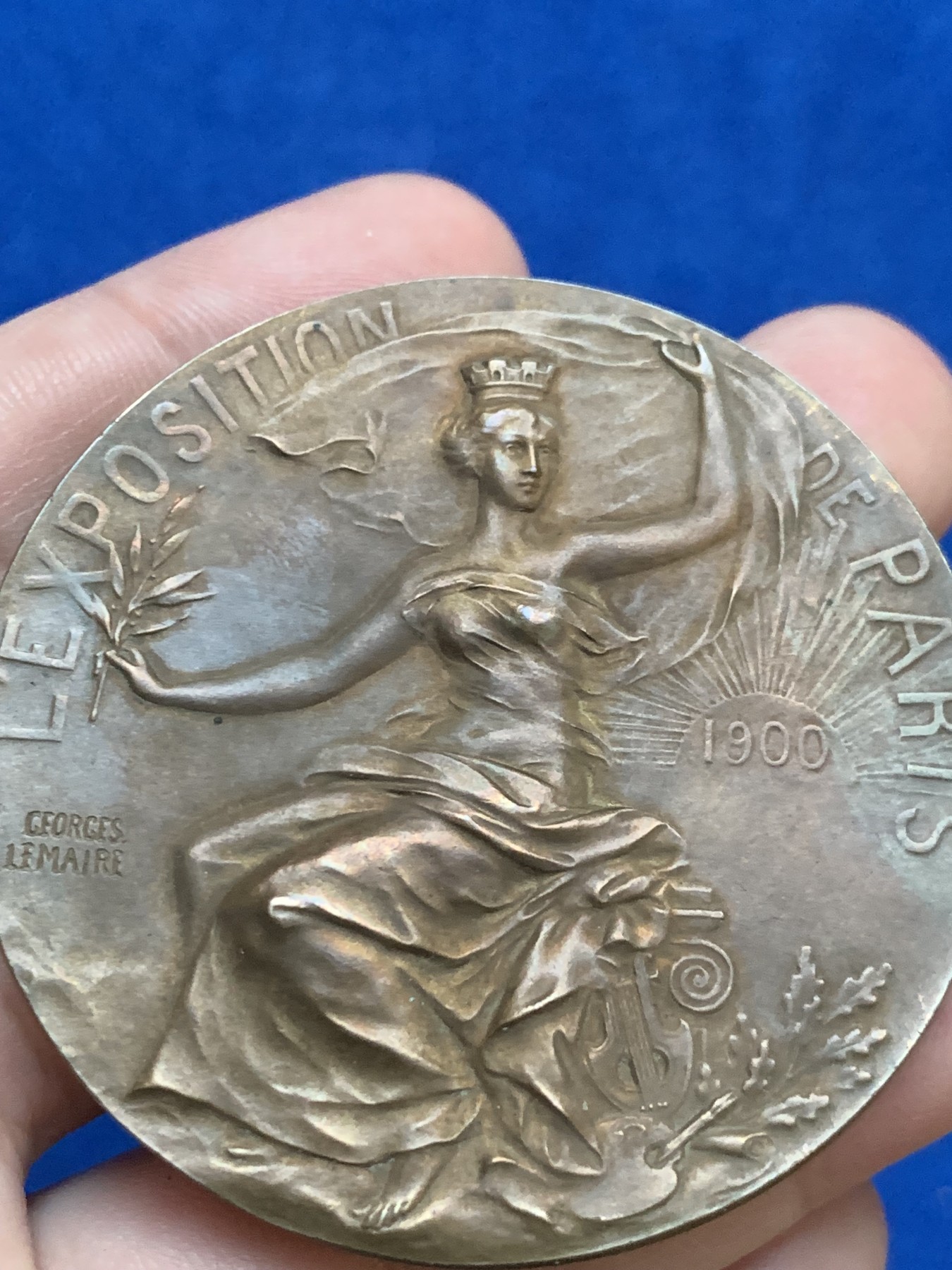 《竞宝斋》第207场-周日，周一 2场 (全场包邮) 法国1900年国际博览会铜章（原盒） 直径：53.3mm  重量：70gr 边铭：丰饶角＋铜标