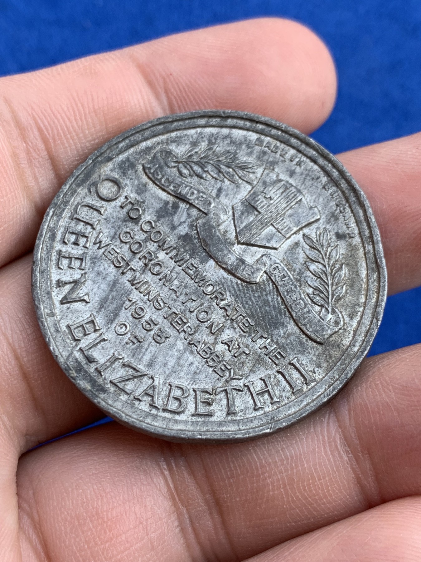 《竞宝斋》第207场-周日，周一 2场 (全场包邮) 1953年英国伊丽莎白二世加冕WM材质纪念章 38.4mm 20.6克 章有不平