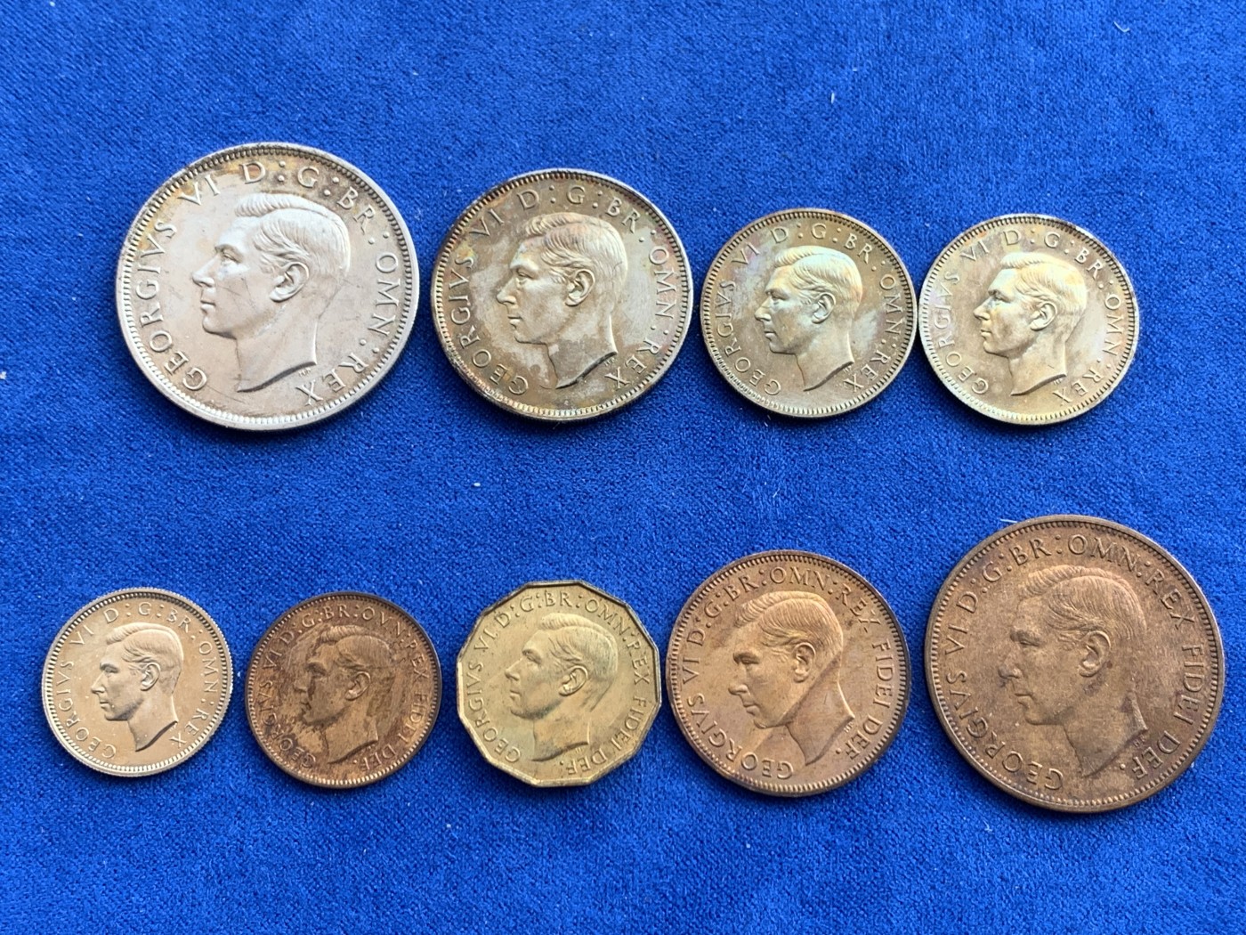 《竞宝斋》第207场-周日，周一 2场 (全场包邮) 1950年英国乔治六世精制套币，品相不错带五彩。