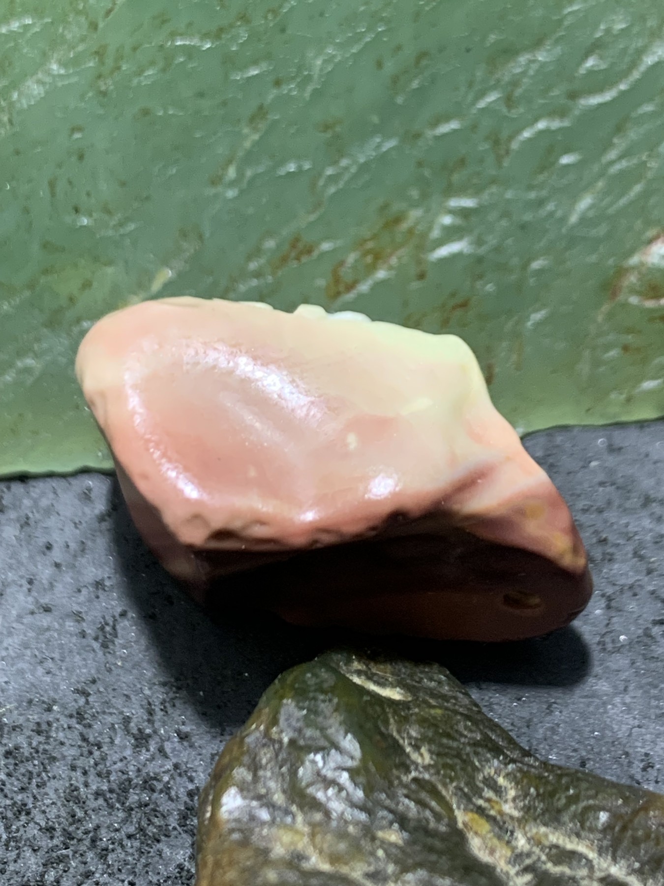 精美戈壁彩玉手工雕刻悟字吊坠一个！