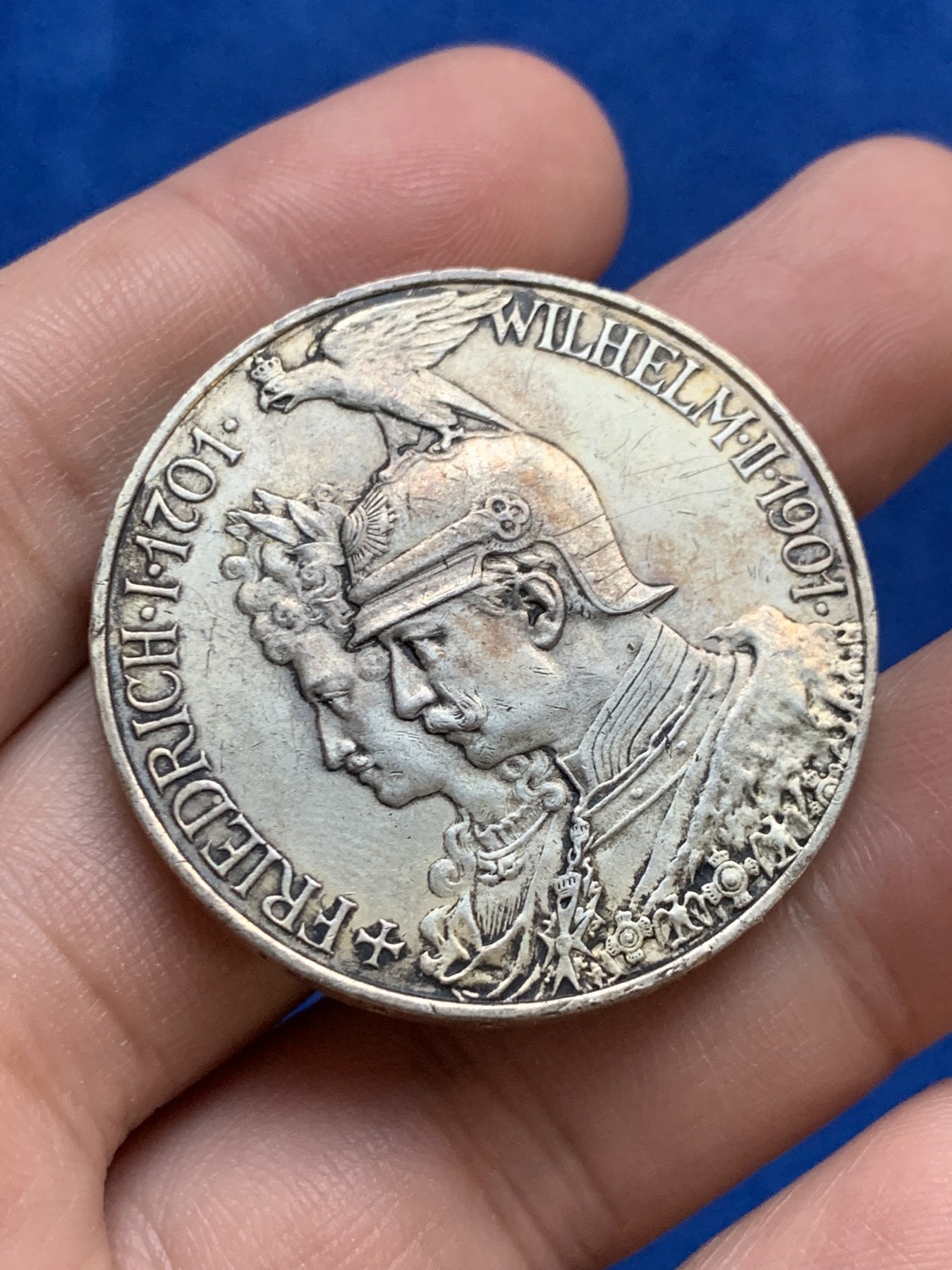 《竞宝斋》第207场-周日，周一 2场 (全场包邮) 德国1901年普鲁士建国200周年5马克银币 12点处边缘有极轻微的打磨痕迹