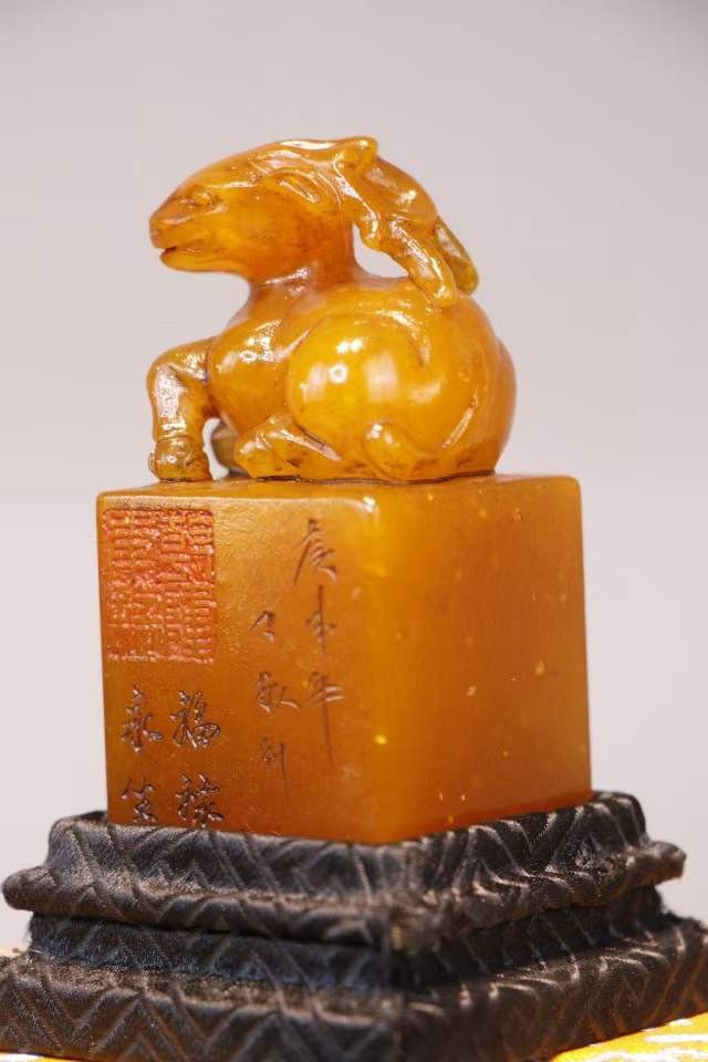 旧藏精品田黄石“鹿”印章 尺寸：高10.5cm 宽4cm 重272g