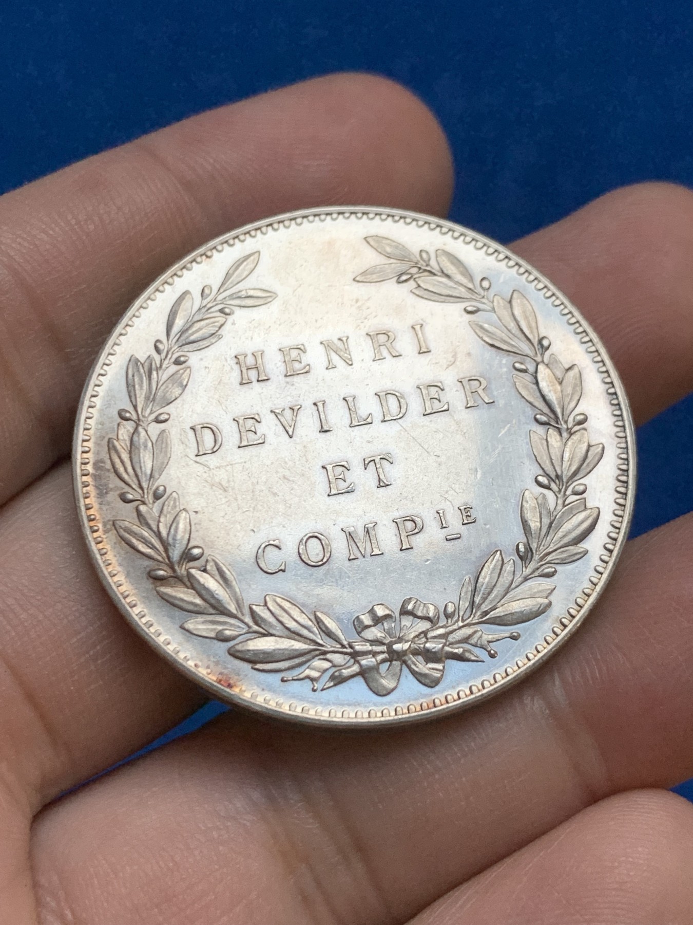 《竞宝斋》第207场-周日，周一 2场 (全场包邮) 法国亨利德维尔德纪念银章  直径：39.1mm 重量：33.7g   边铭：丰饶角加银标