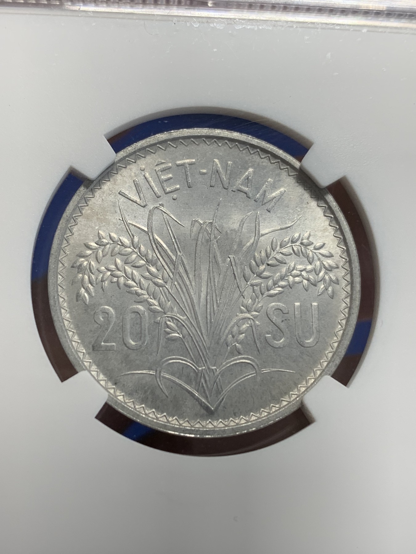 《竞宝斋》第207场-周日，周一 2场 (全场包邮) NGC MS63 越南1953三美女20苏铝币