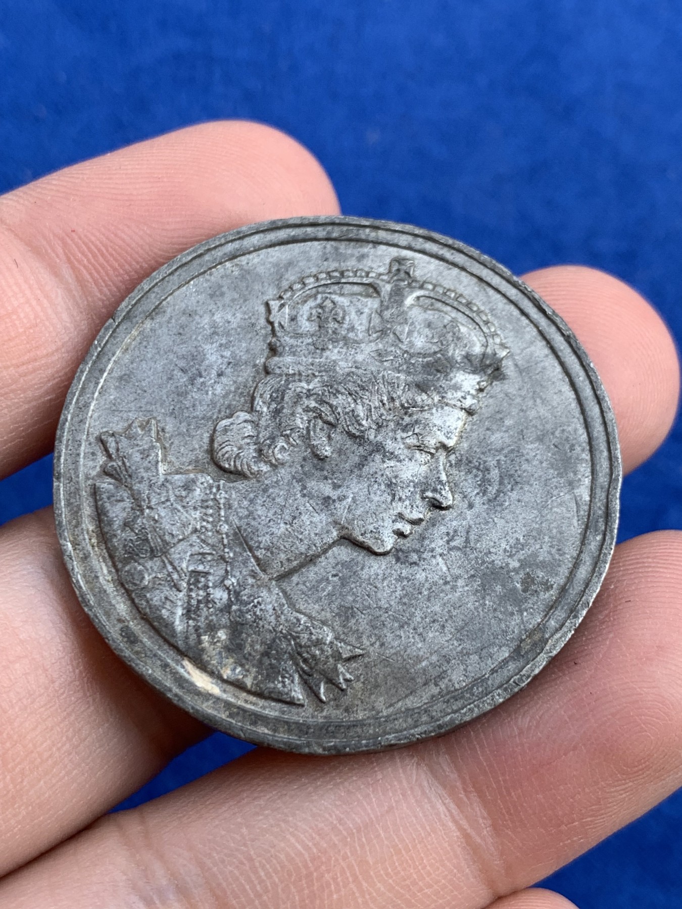 《竞宝斋》第207场-周日，周一 2场 (全场包邮) 1953年英国伊丽莎白二世加冕WM材质纪念章 38.4mm 20.6克 章有不平