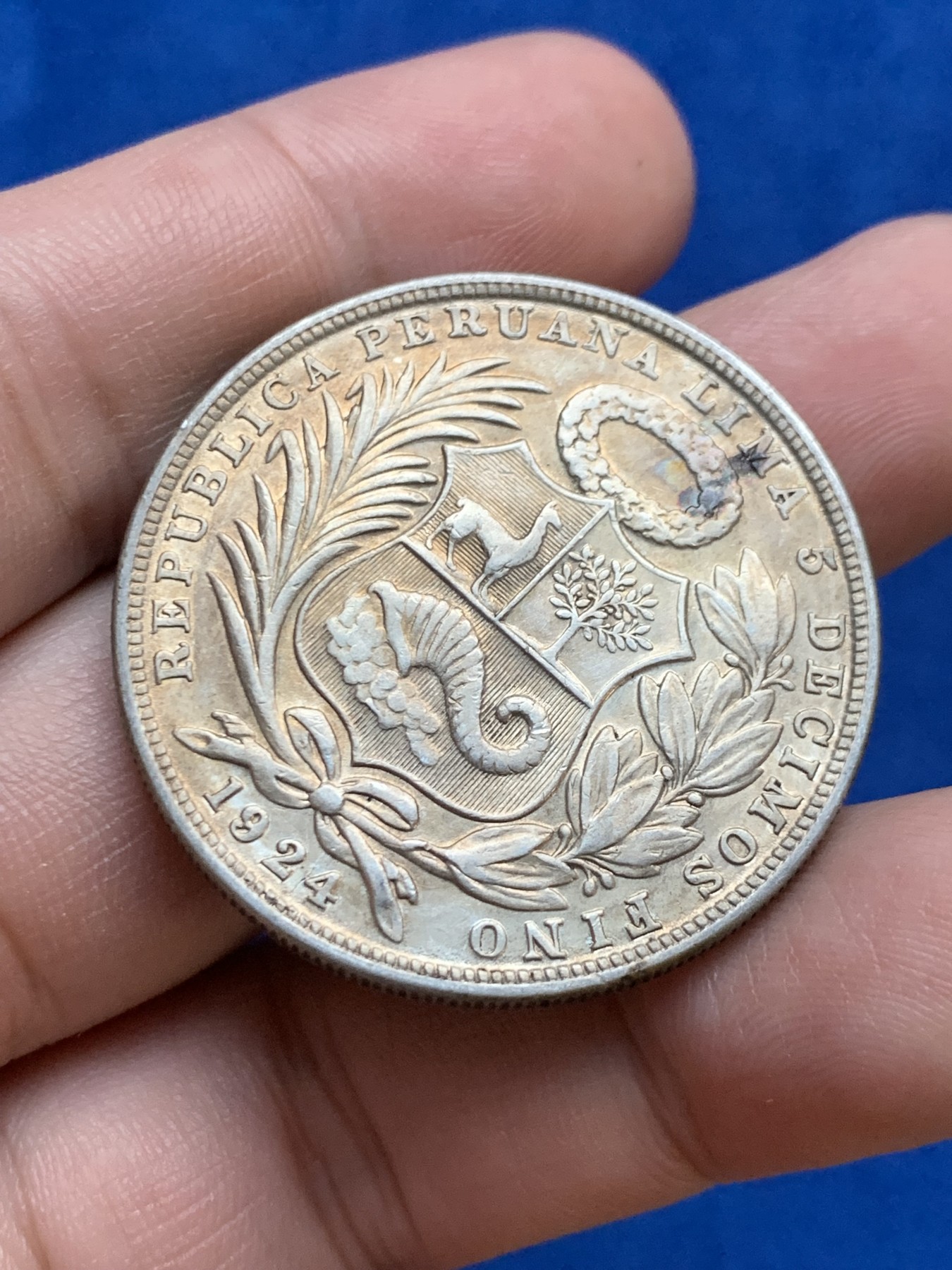 《竞宝斋》第207场-周日，周一 2场 (全场包邮) 1924年秘鲁女神坐像1索尔银币 金色包浆，AU品相