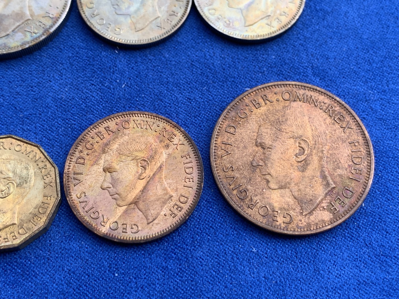 《竞宝斋》第207场-周日，周一 2场 (全场包邮) 1950年英国乔治六世精制套币，品相不错带五彩。