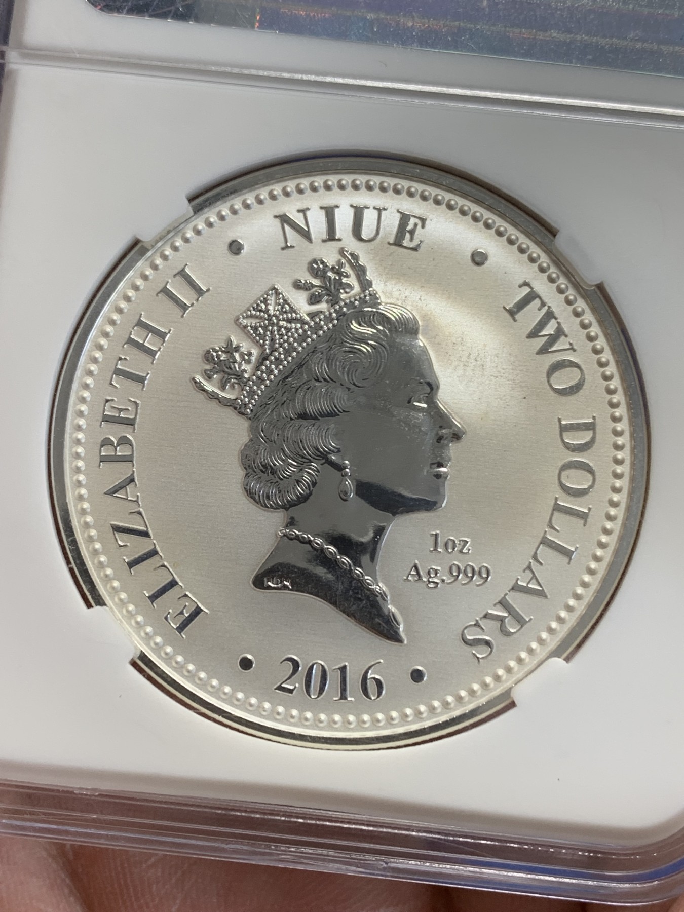 《竞宝斋》第207场-周日，周一 2场 (全场包邮) 2016年纽埃大闯天宫美猴王之金猴献瑞2元精制银币，直径40mm ，重量31.1g ，999银。全新精制彩色大银币，国粹题材，经典形象，平平安安。