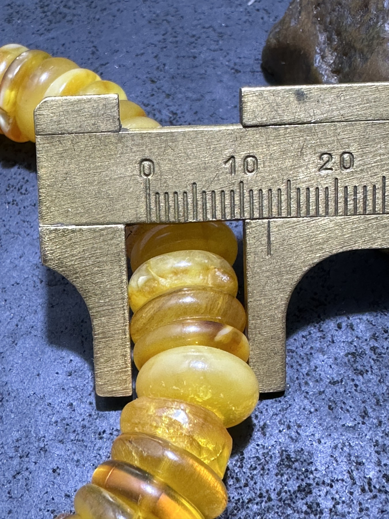 天然乌料蜜蜡大尺寸隔片手串1条！