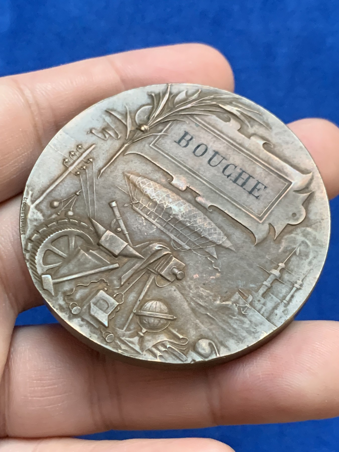 《竞宝斋》第207场-周日，周一 2场 (全场包邮) 法国1900年国际博览会铜章（原盒） 直径：53.3mm  重量：70gr 边铭：丰饶角＋铜标