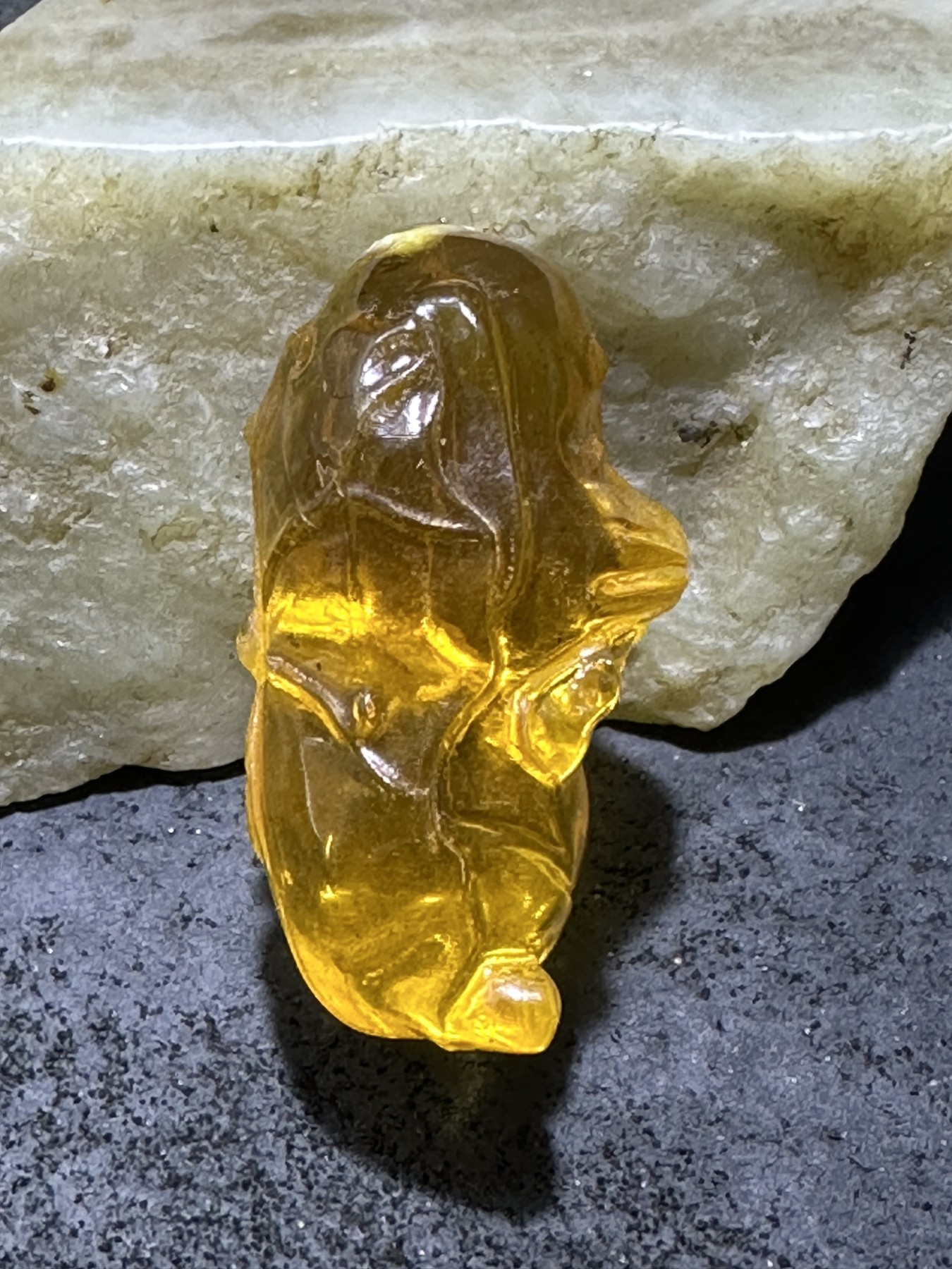 精美天然乌克兰蜜蜡原石雕刻小狗吊坠一个，