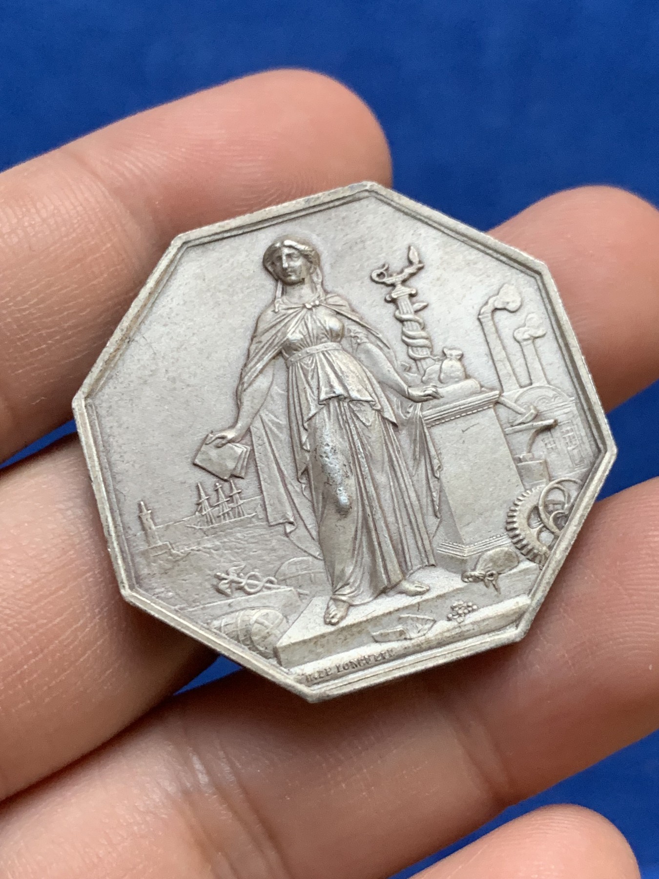 《竞宝斋》第207场-周日，周一 2场 (全场包邮) 法国工业女神八角银质代币 重量：19.4g 35.9mm 边铭：丰饶角＋银标