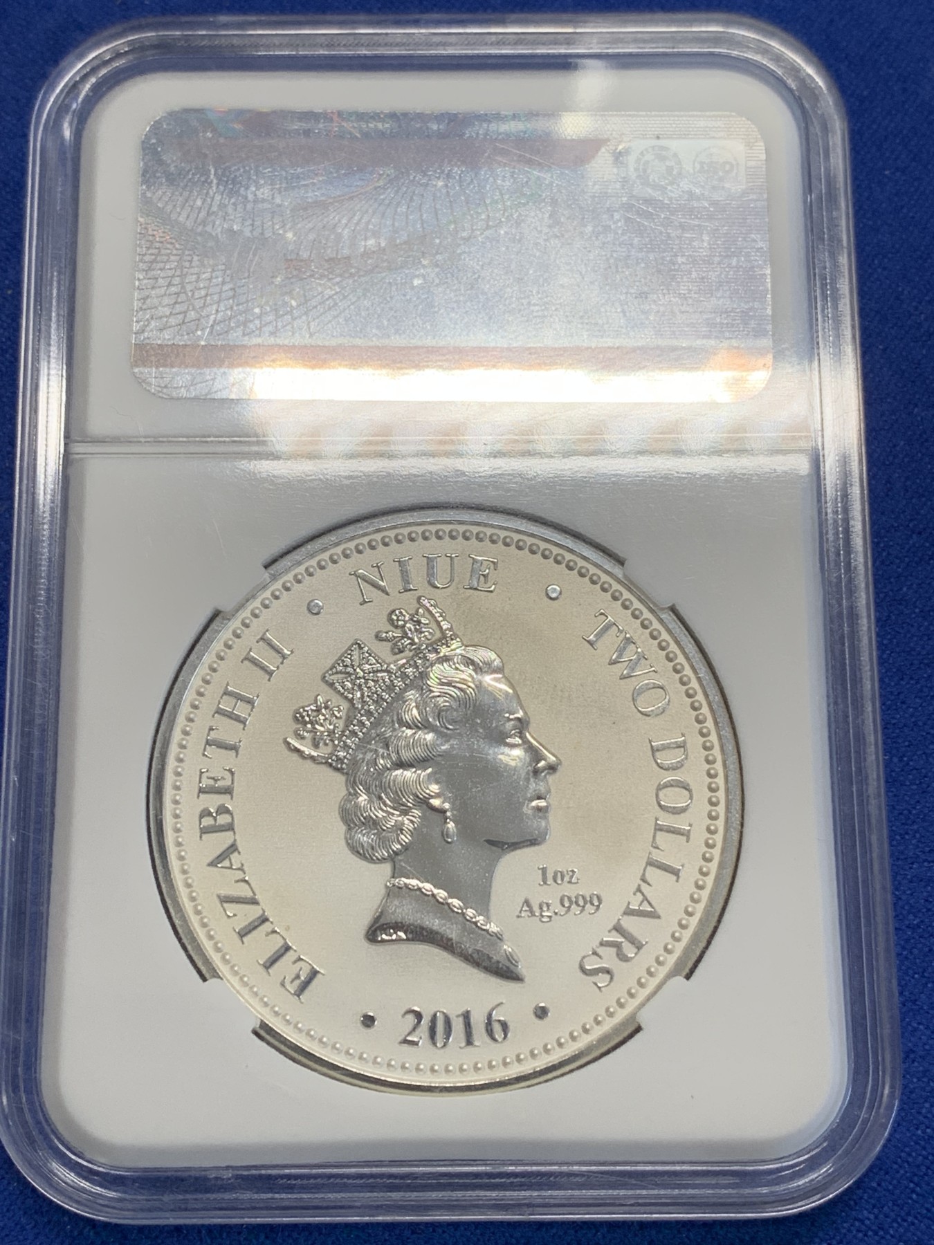 《竞宝斋》第207场-周日，周一 2场 (全场包邮) 2016年纽埃大闯天宫美猴王之金猴献瑞2元精制银币，直径40mm ，重量31.1g ，999银。全新精制彩色大银币，国粹题材，经典形象，平平安安。